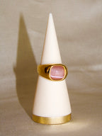 Anel dourado pedra rosa