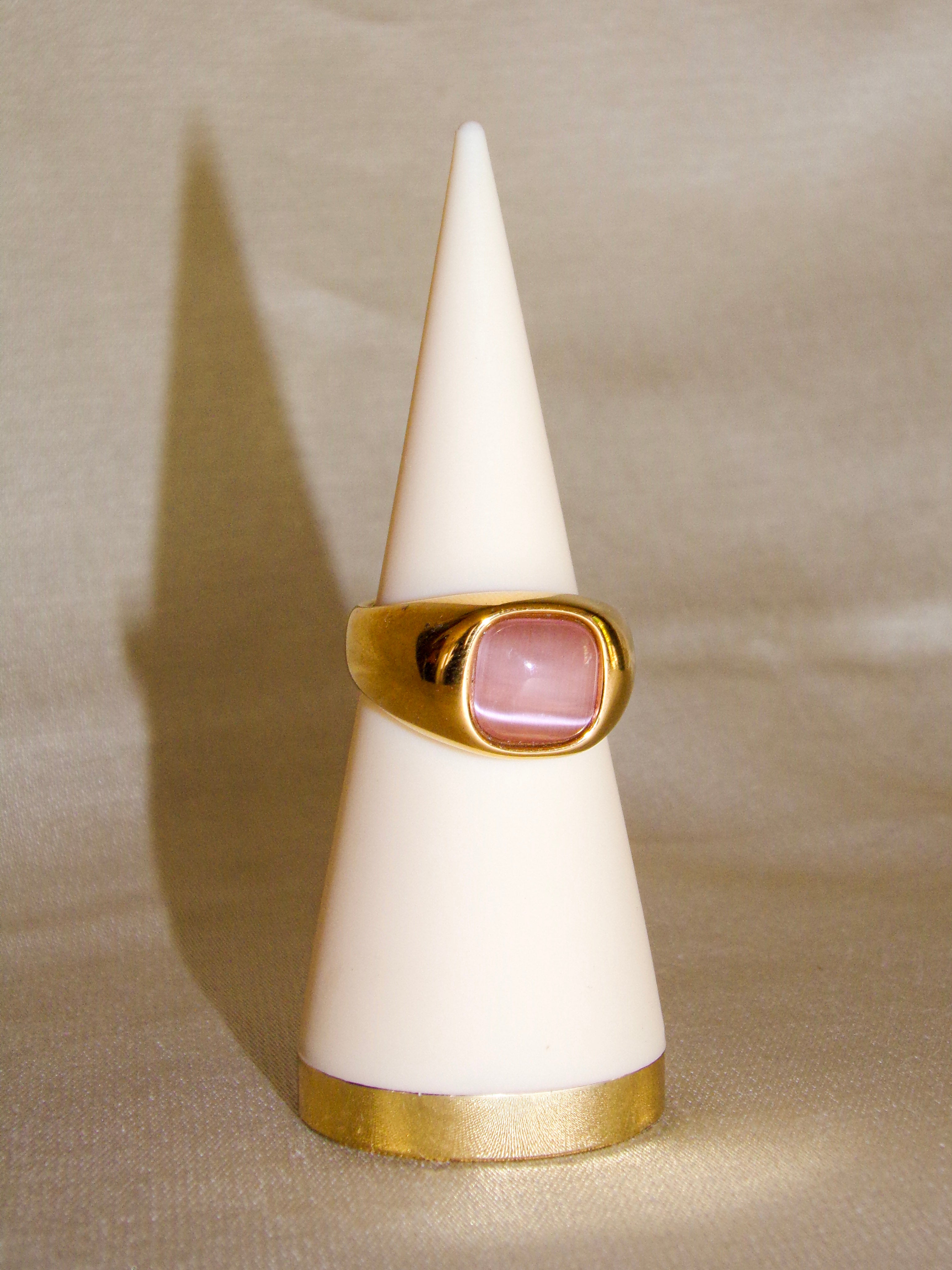 Anel dourado pedra rosa