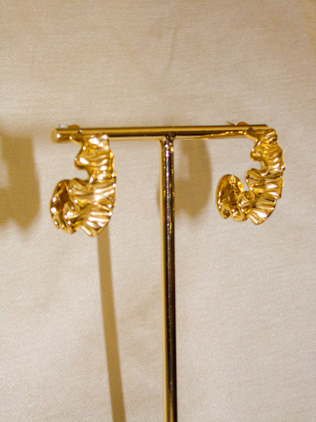 Brincos dourados abstratos