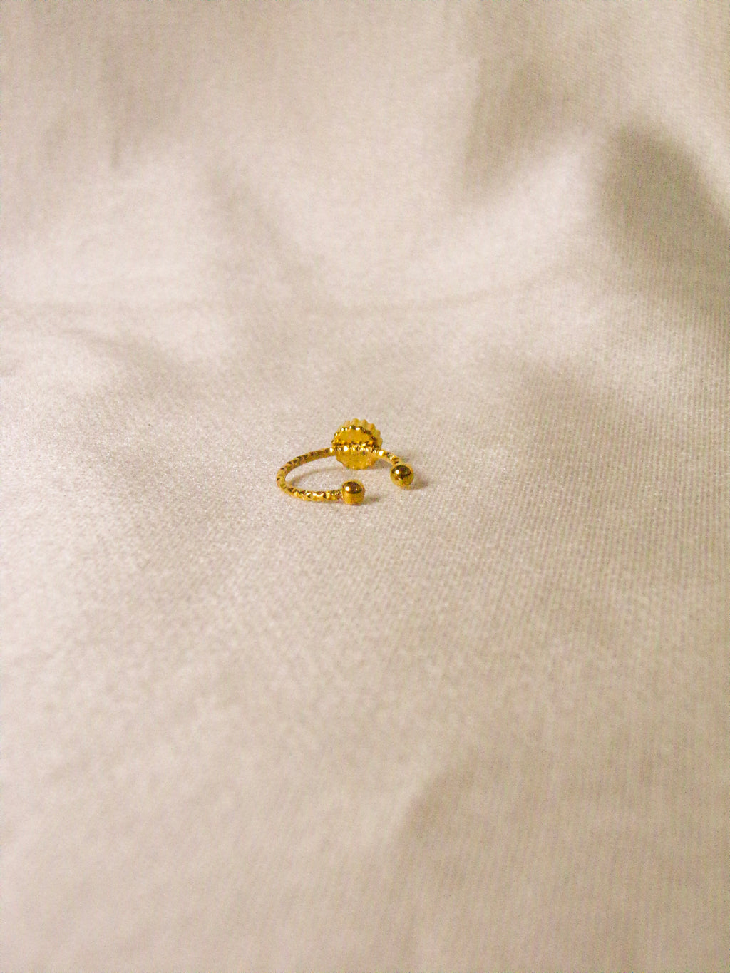 Earcuff dourado com pedra brilhante