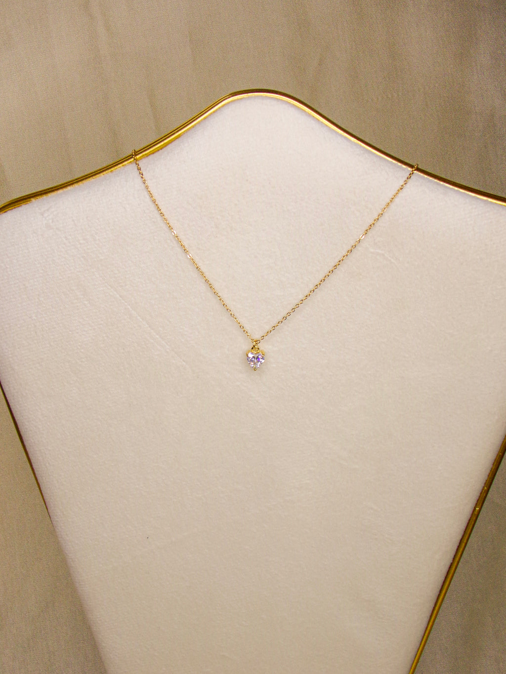 Colar dourado com pendente coração