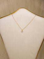 Colar dourado com pendente coração