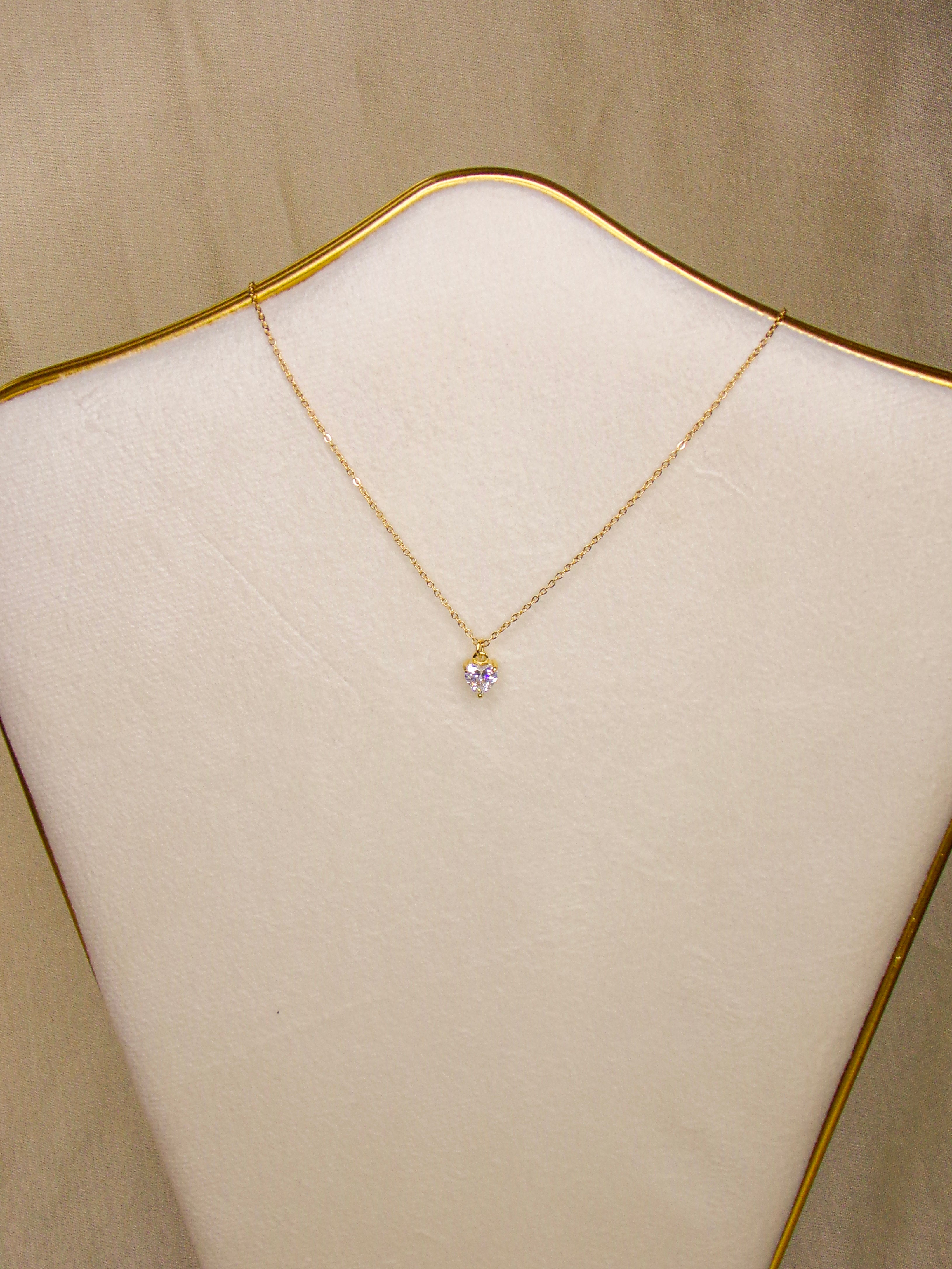 Colar dourado com pendente coração