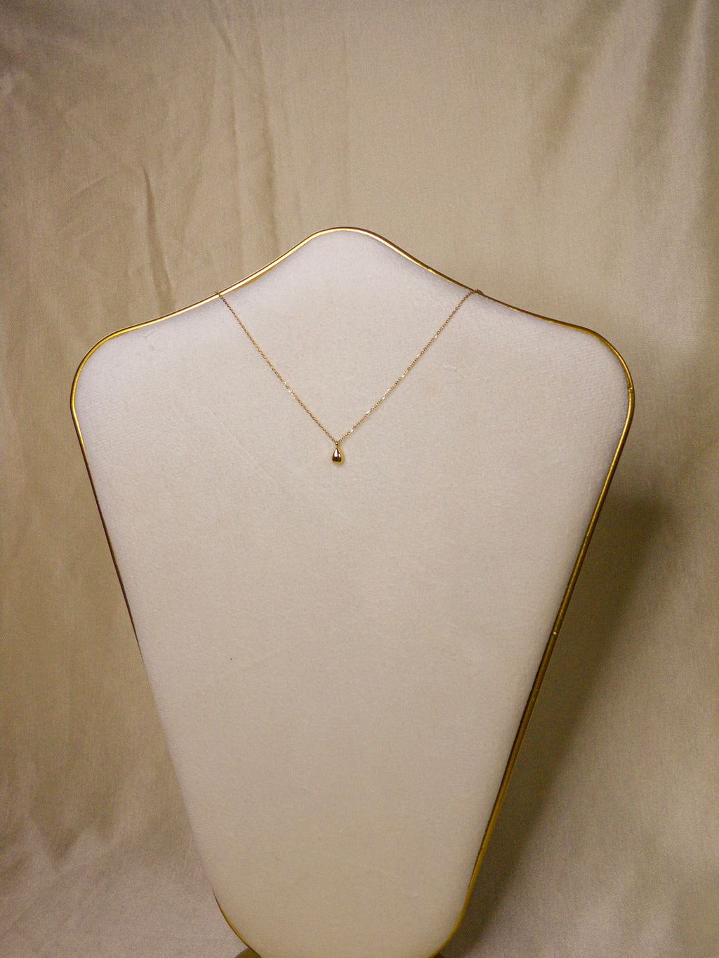 Colar dourado fino com gota