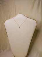 Colar dourado fino com gota