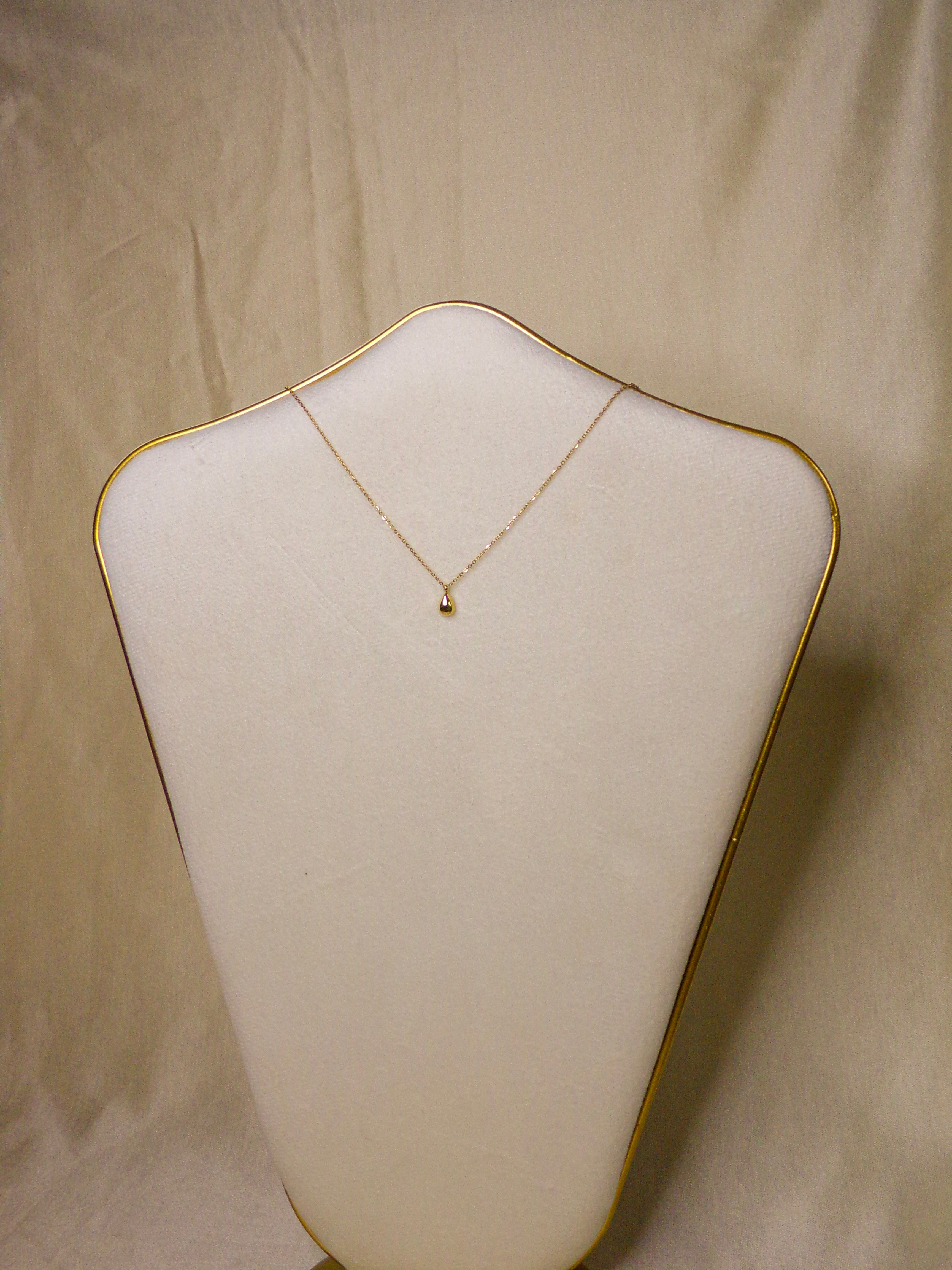 Colar dourado fino com gota