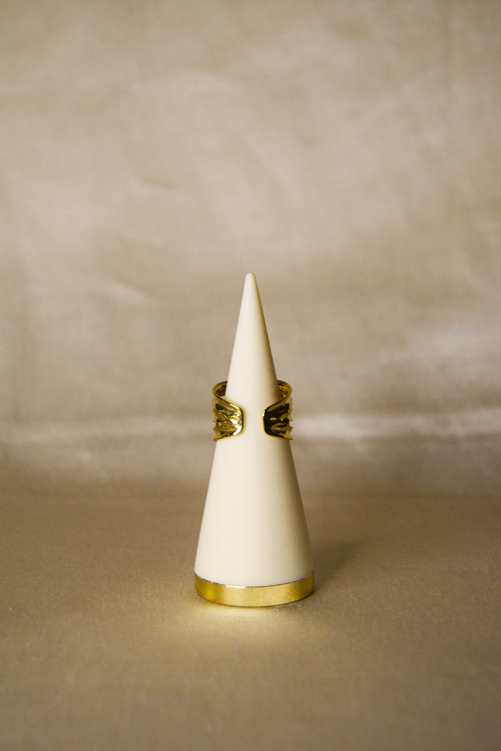 Anel dourado pedra castanha