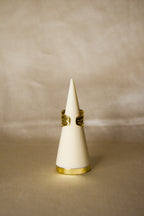 Anel dourado pedra castanha