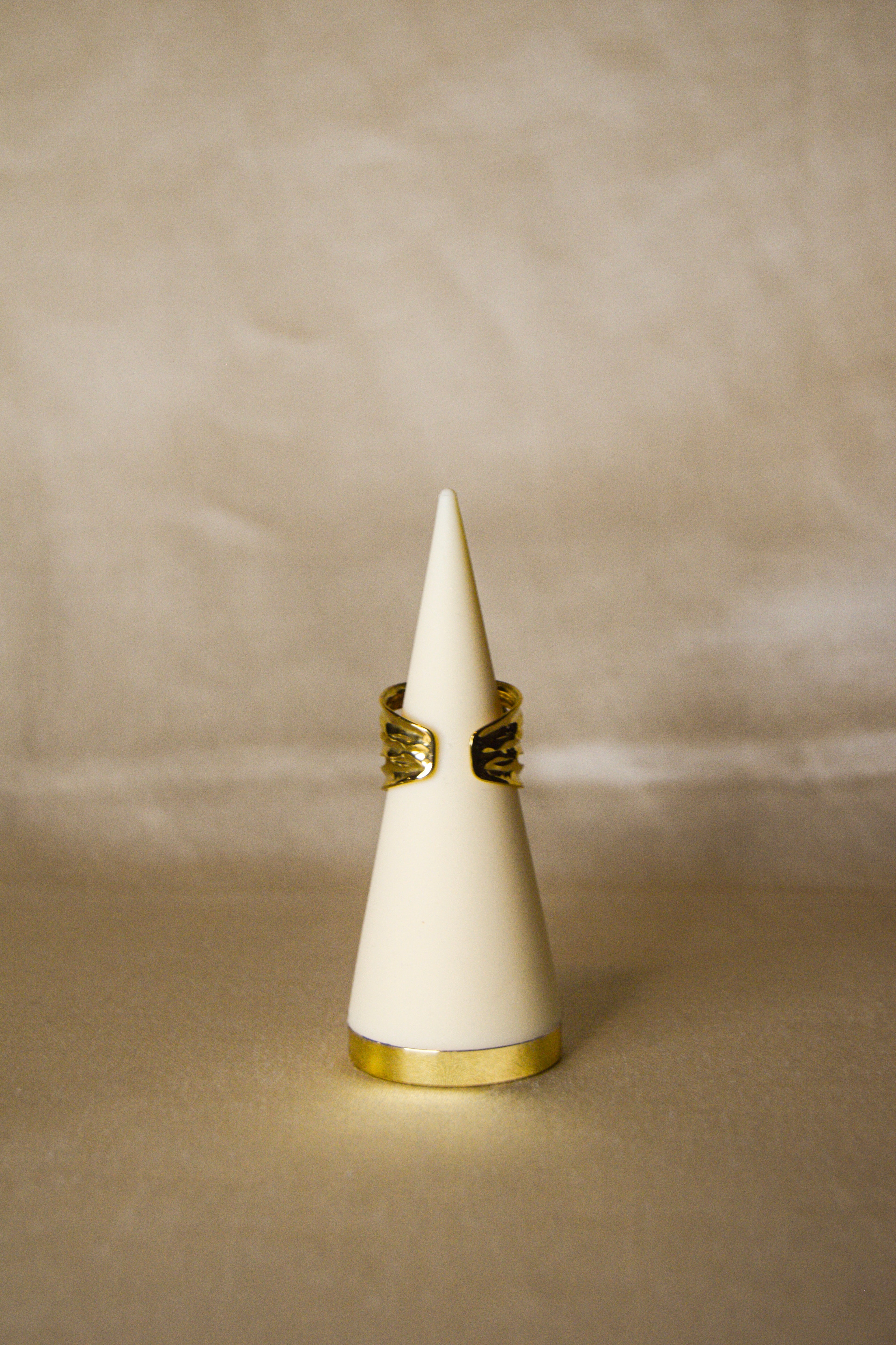 Anel dourado pedra castanha