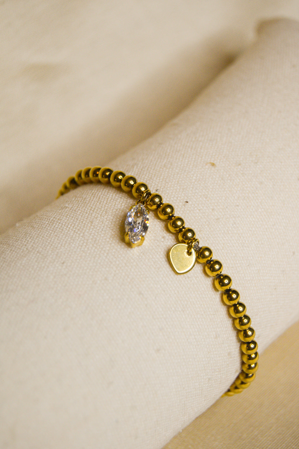 Pulseira dourada com brilhantes