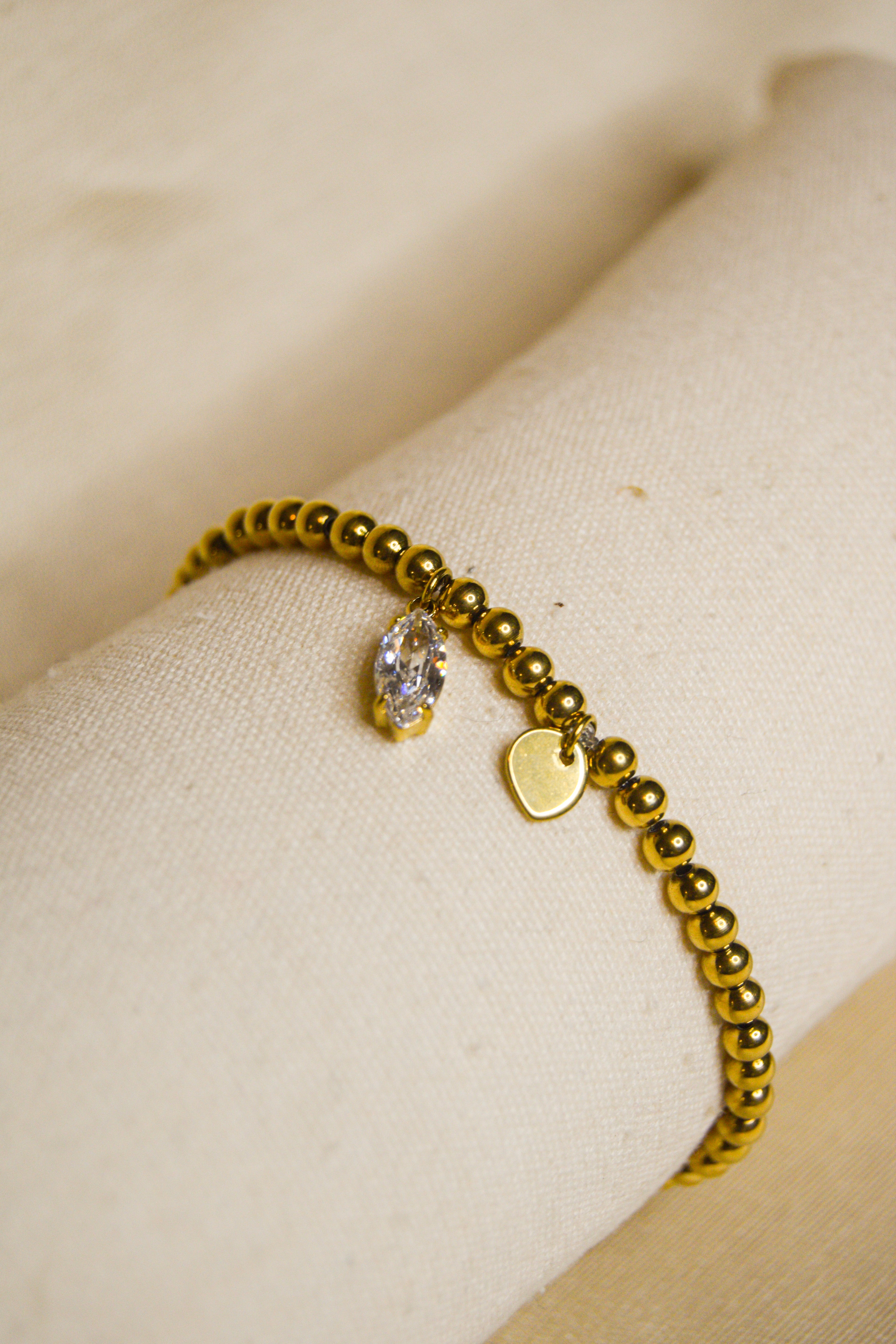 Pulseira dourada com brilhantes