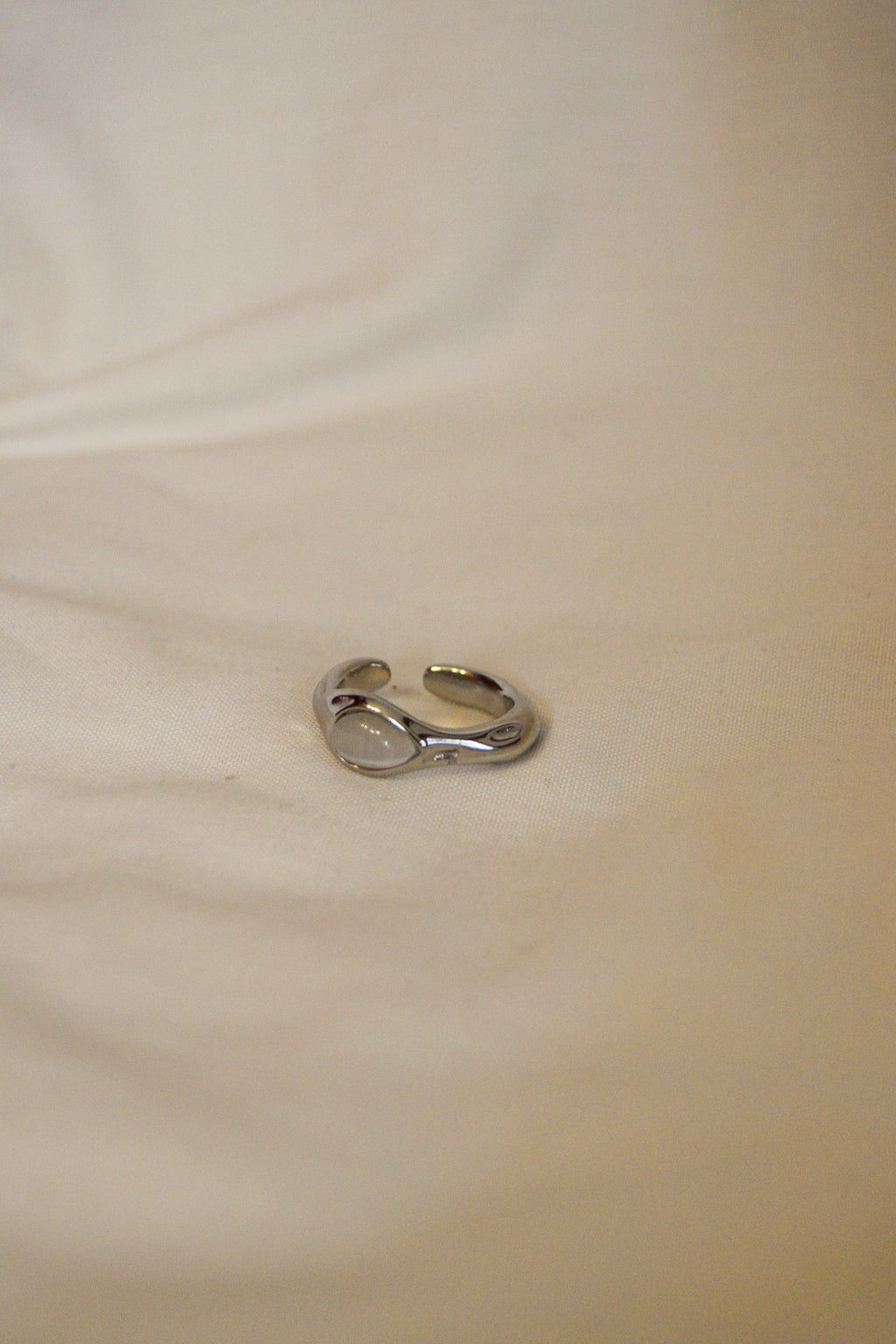 Anel prateado com pedra