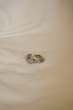 Anel prateado com pedra