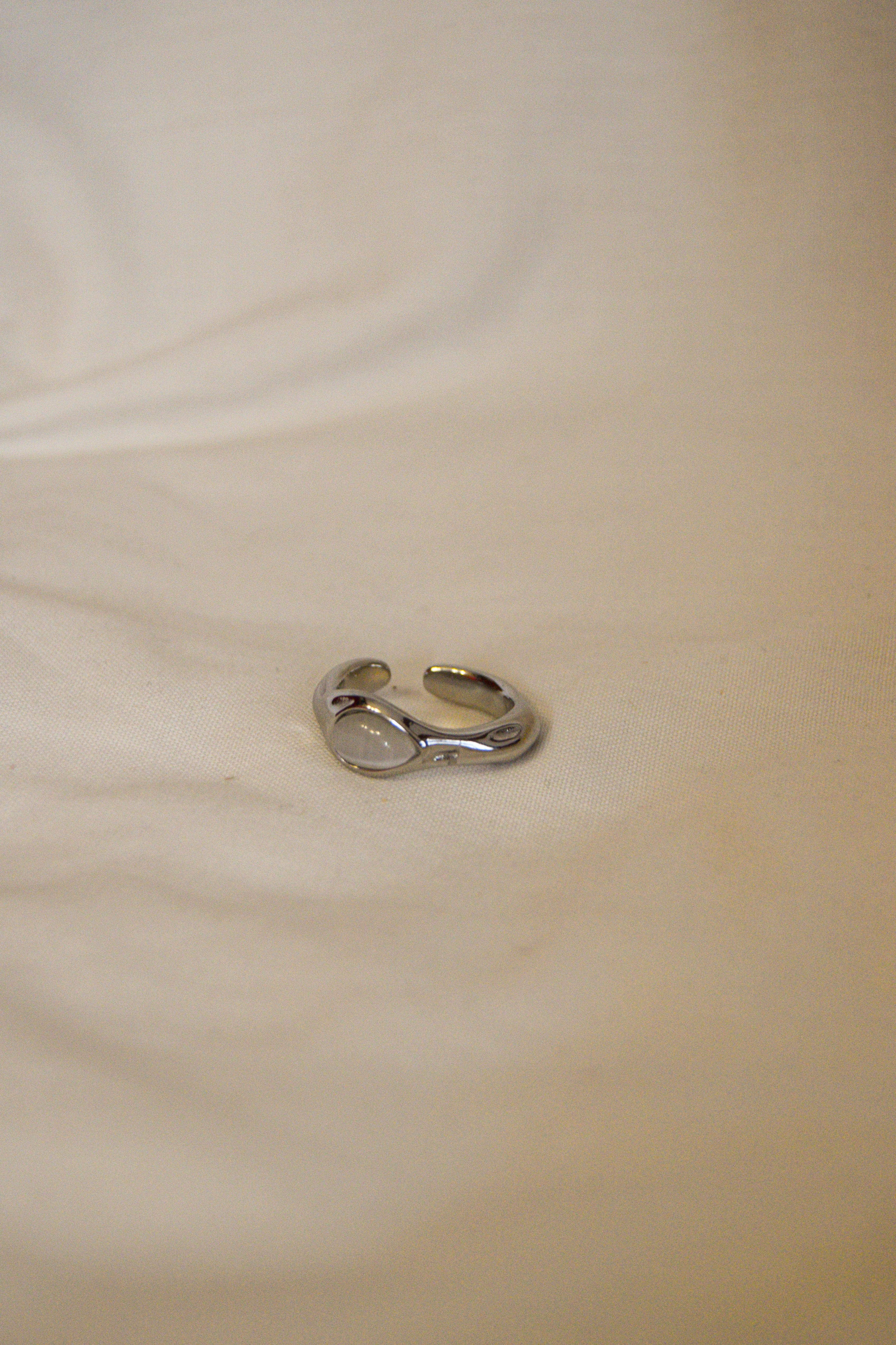 Anel prateado com pedra