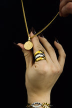 Colar dourado medalha