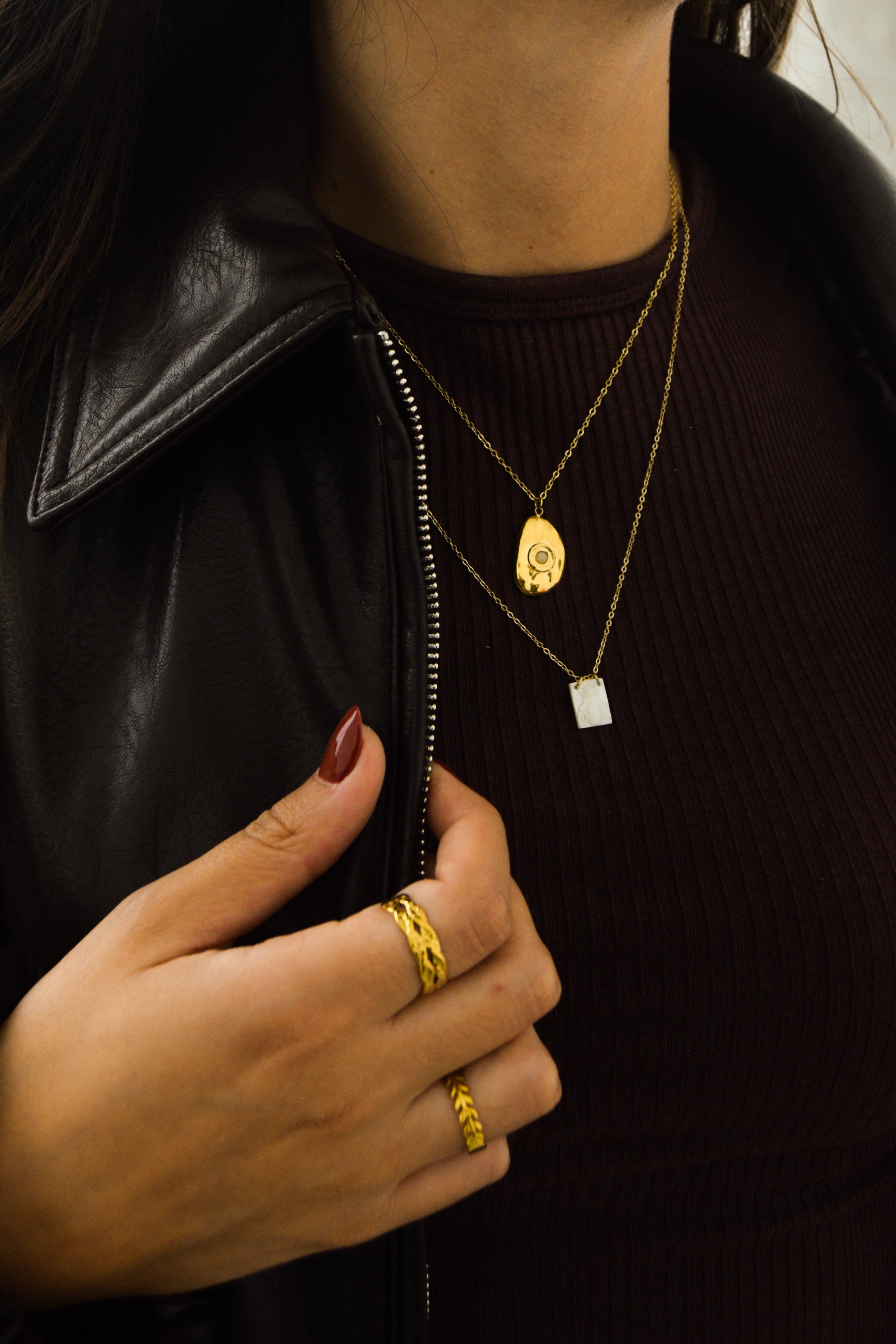 Colar dourado pendente pedra