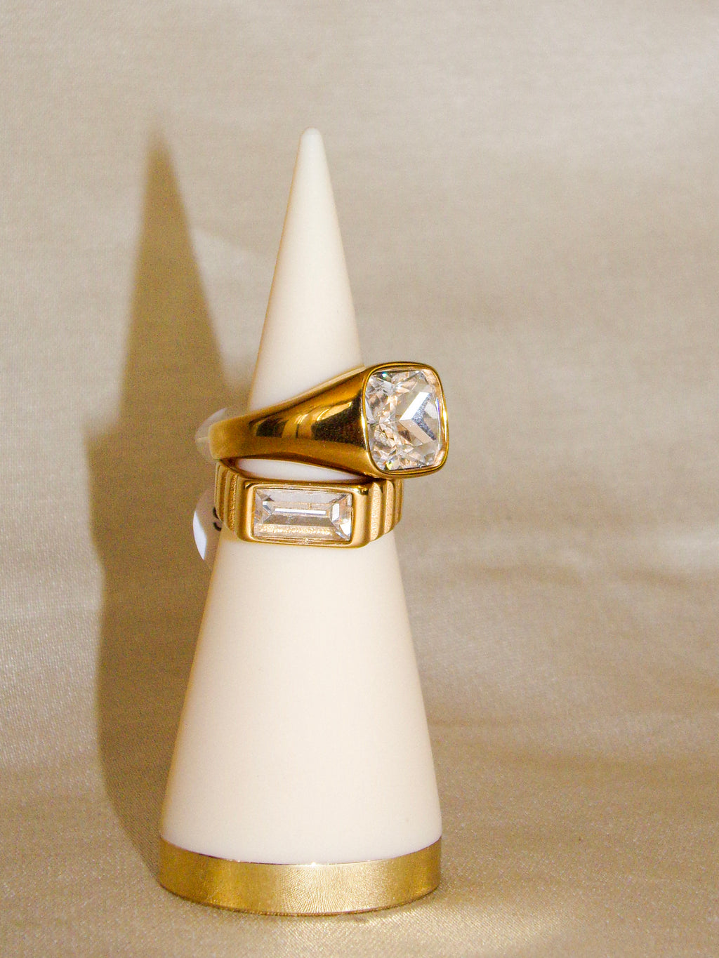 Anel dourado brilhante