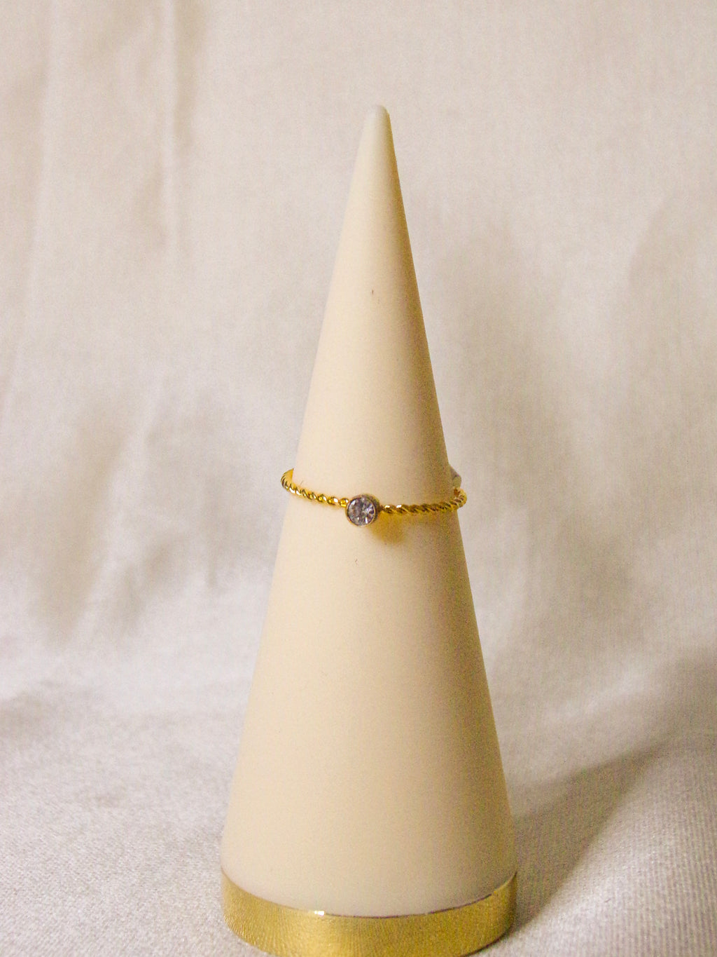 Anel dourado fino pedra