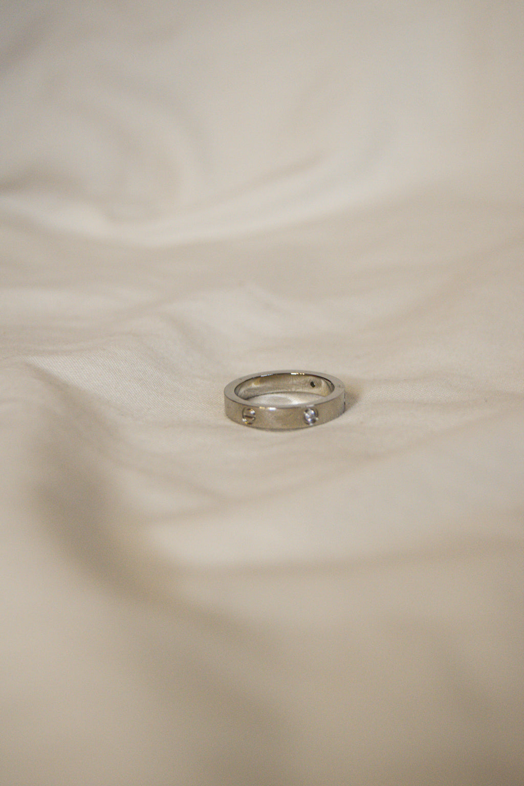 Anel prateado estilo Cartier