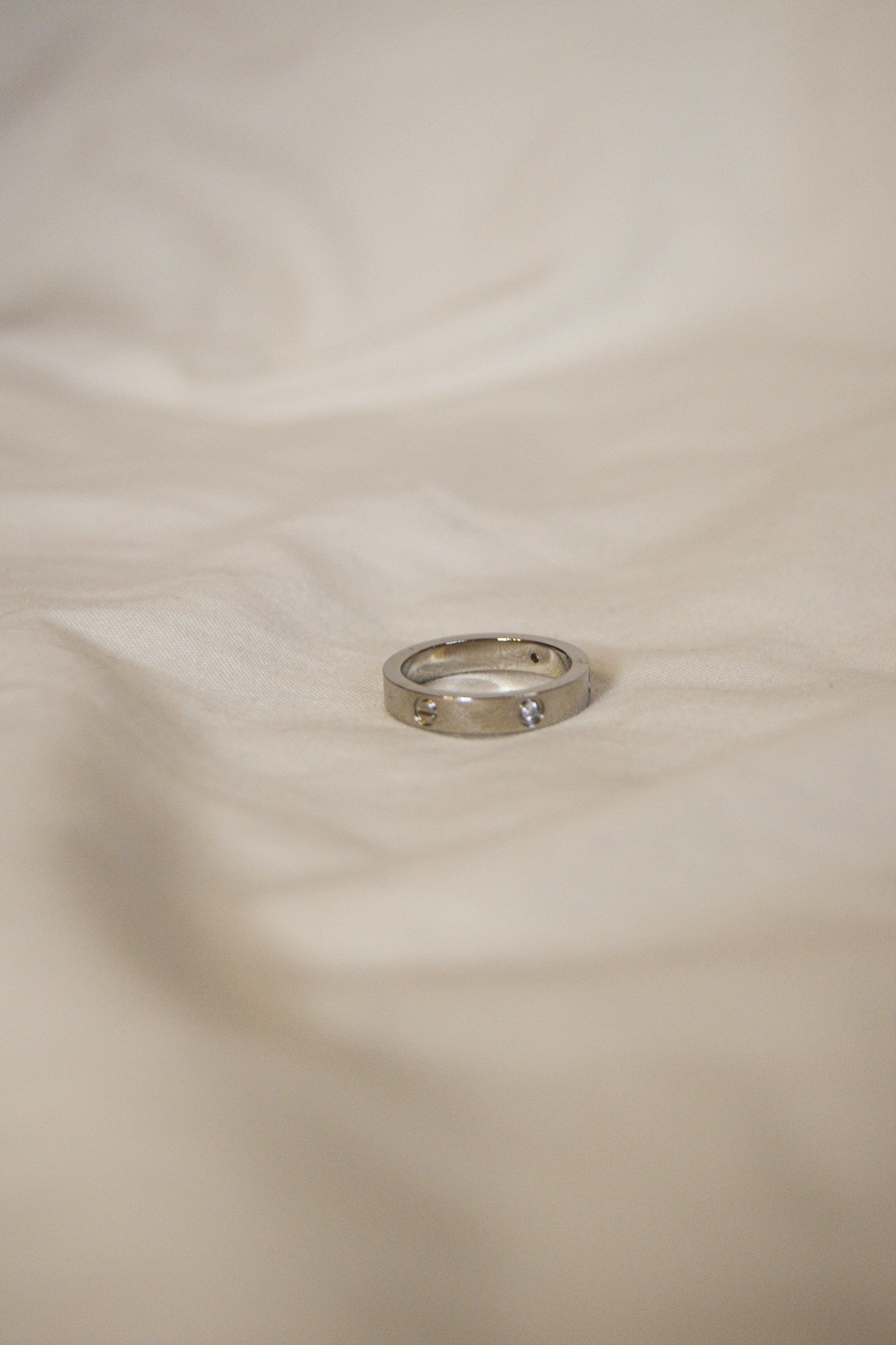 Anel prateado estilo Cartier