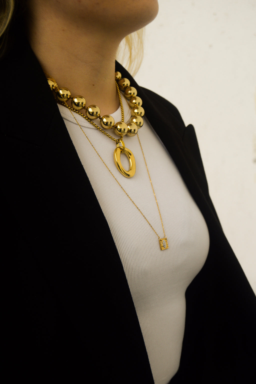 Colar dourado pendente redondo