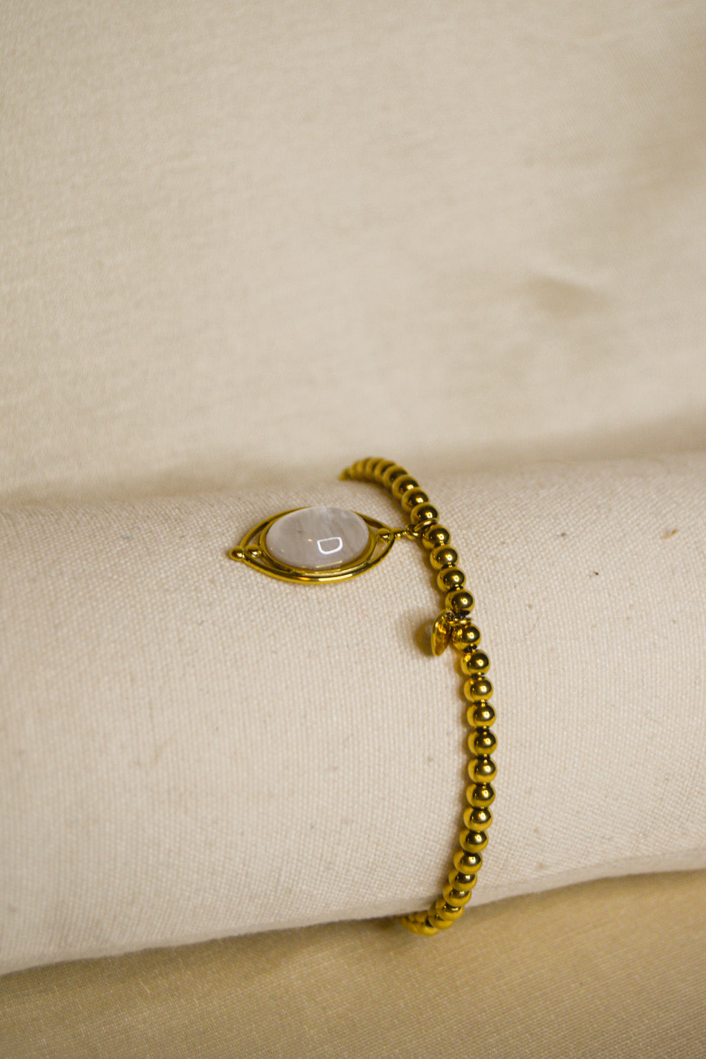 Pulseira dourada pendente oval