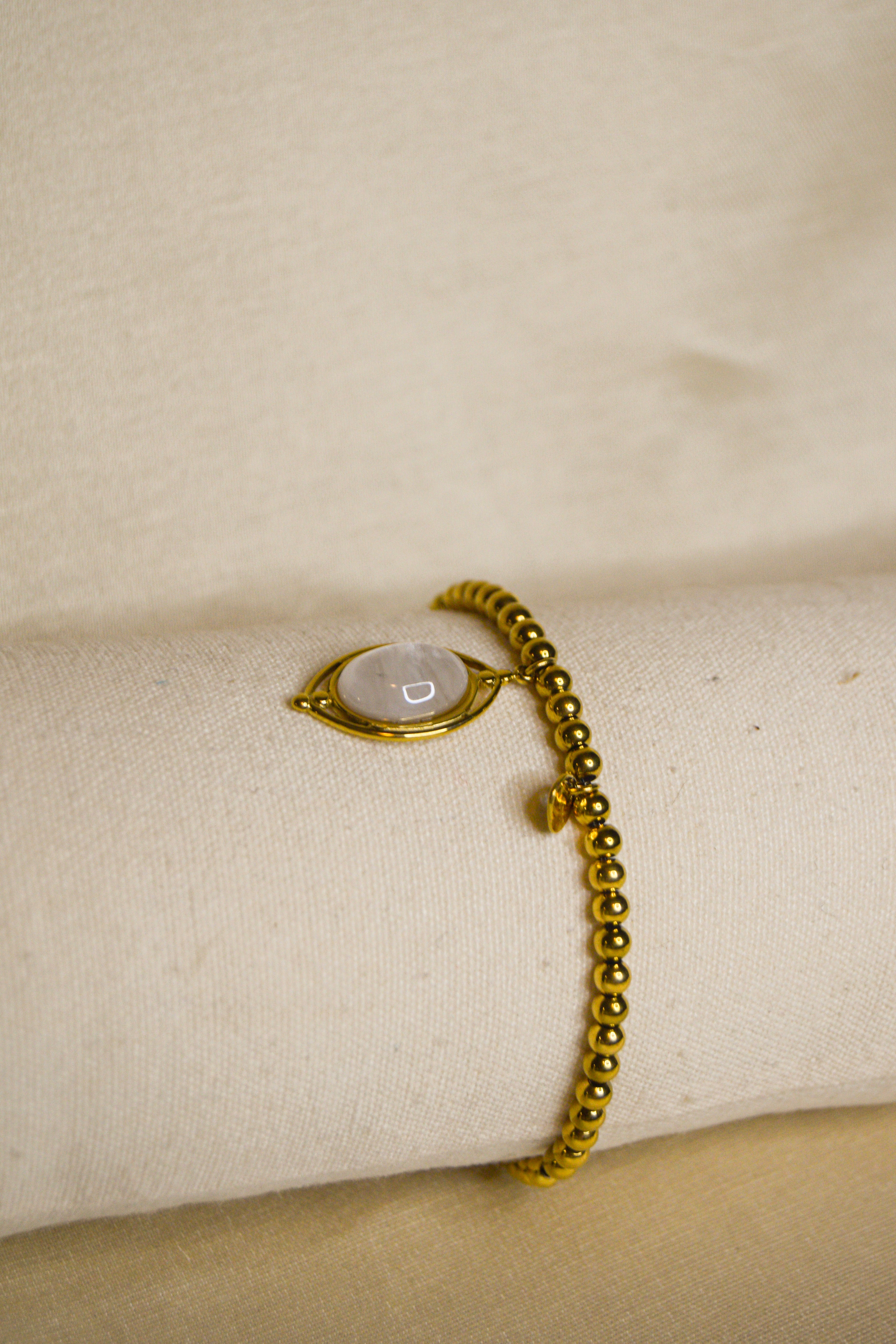 Pulseira dourada pendente oval