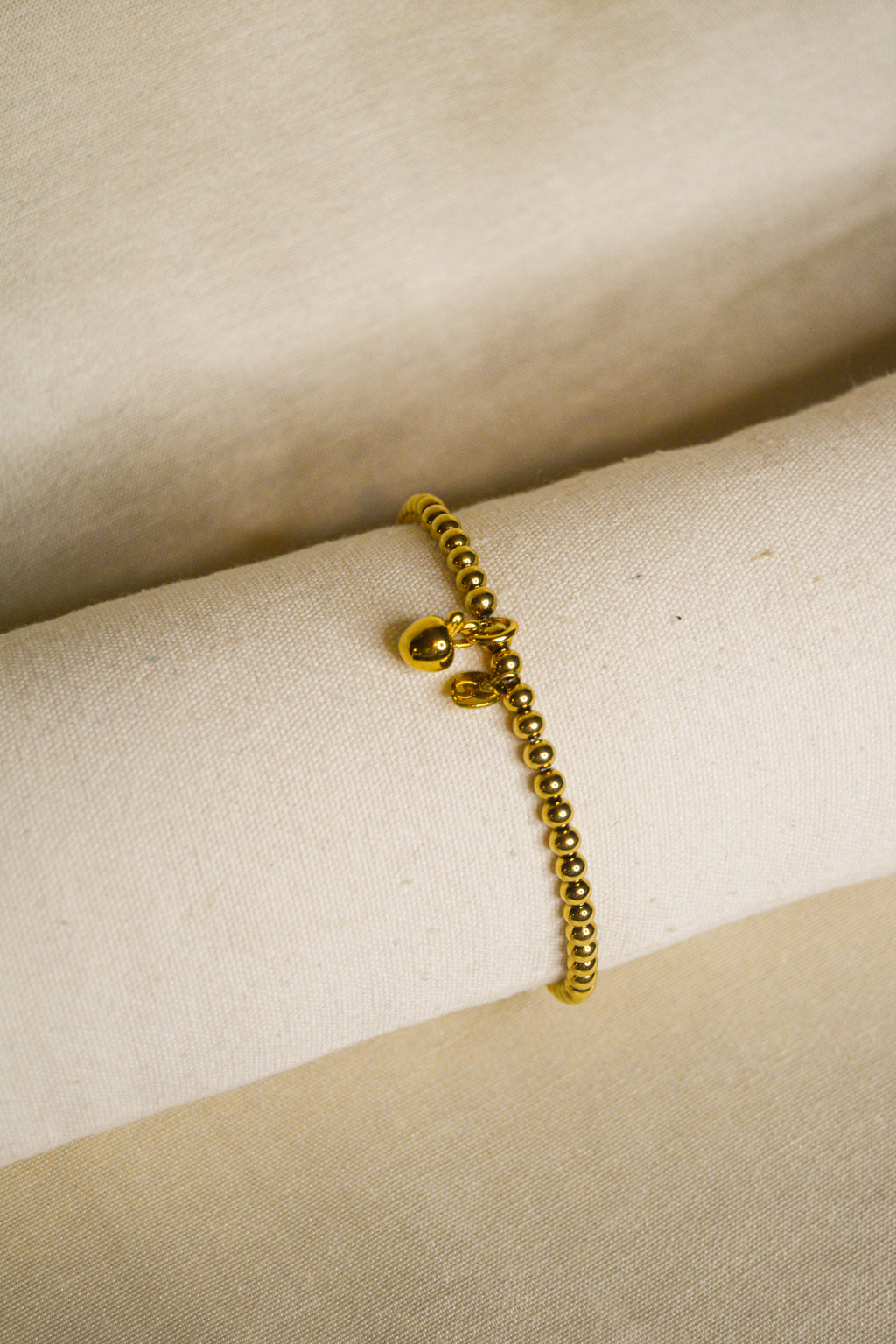 Pulseira dourada pendente maçã