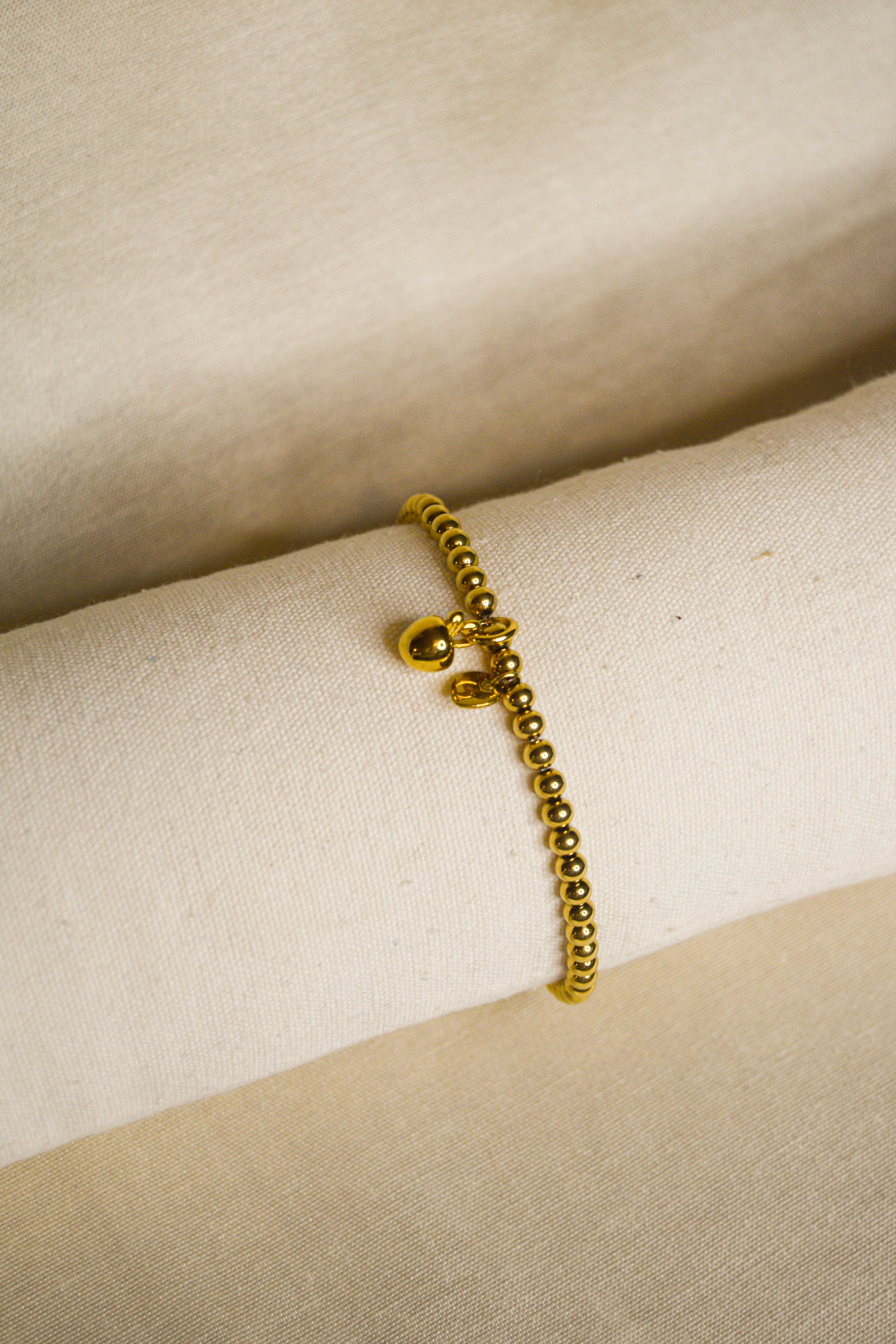 Pulseira dourada pendente maçã