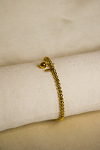 Pulseira dourada pendente maçã