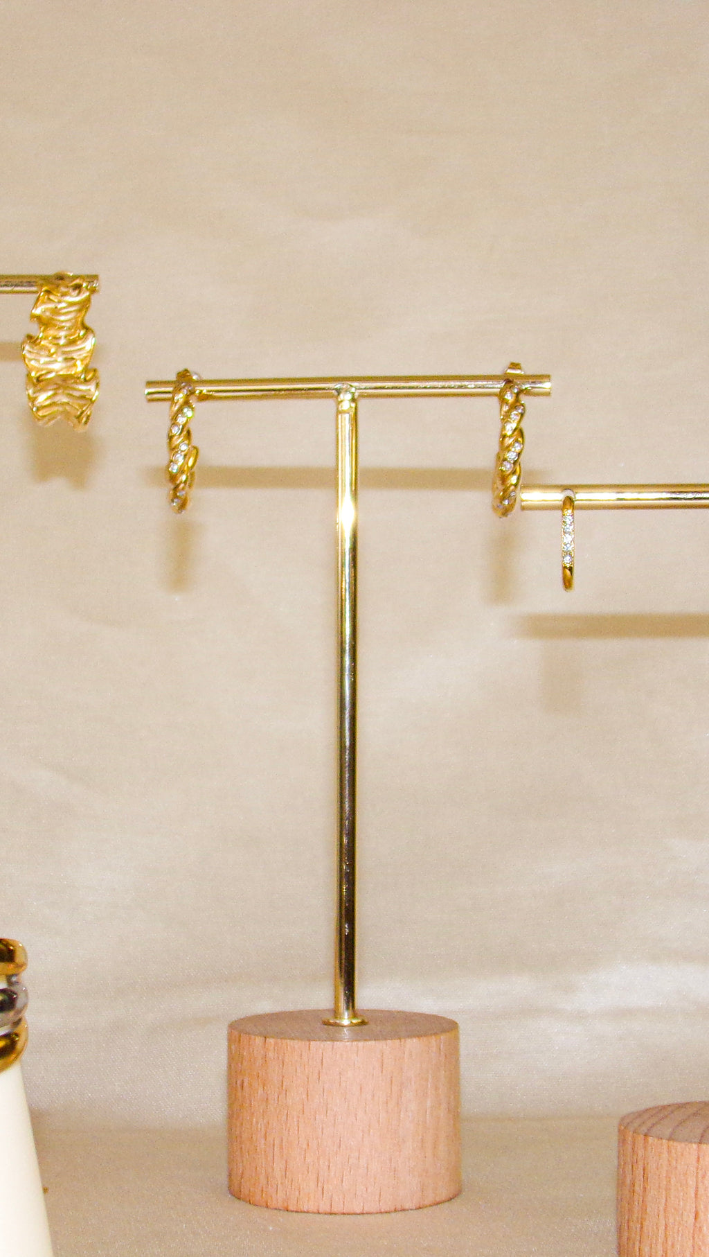 Argolas douradas com brilhantes