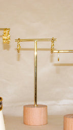 Argolas douradas com brilhantes