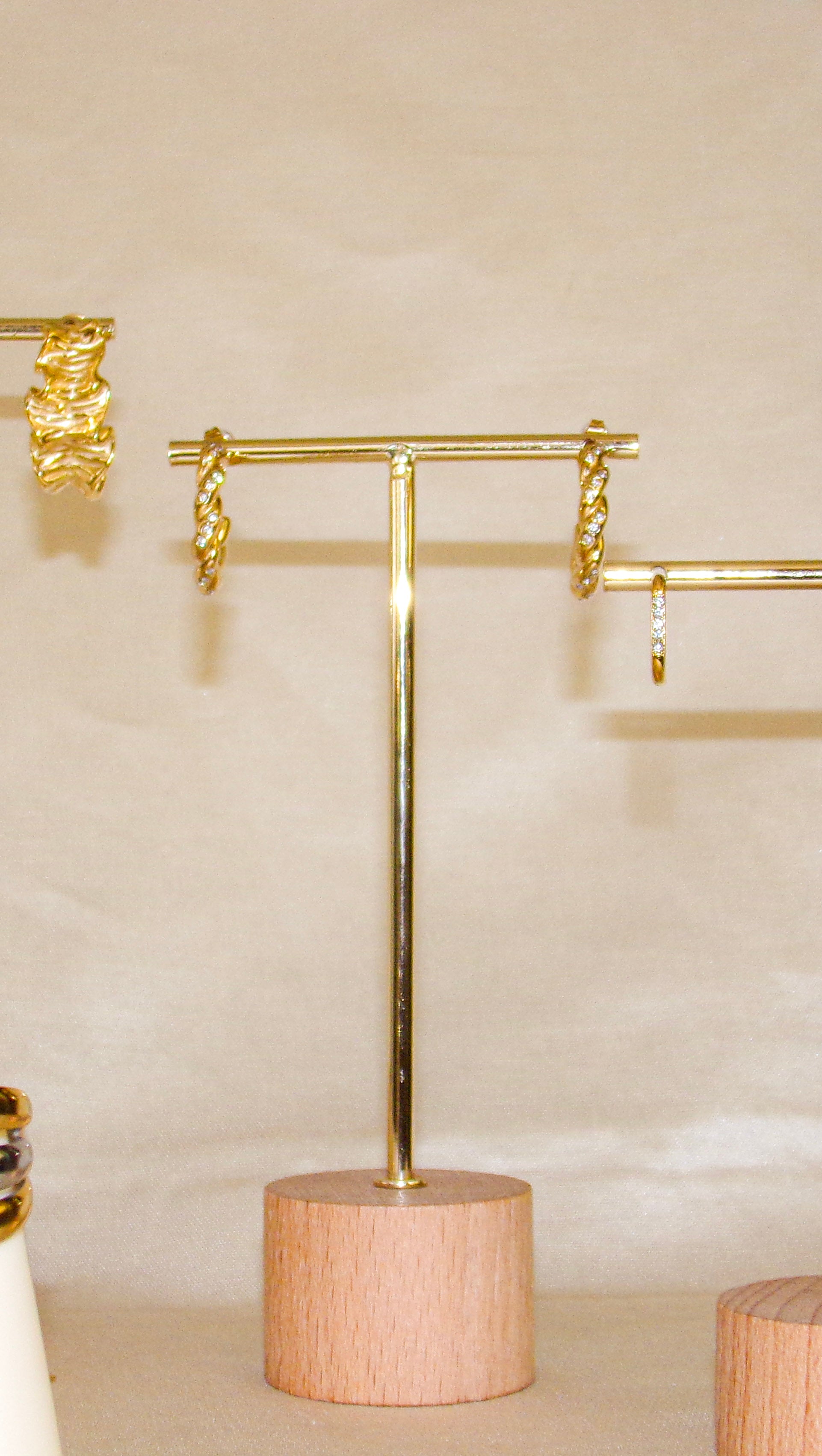 Argolas douradas com brilhantes