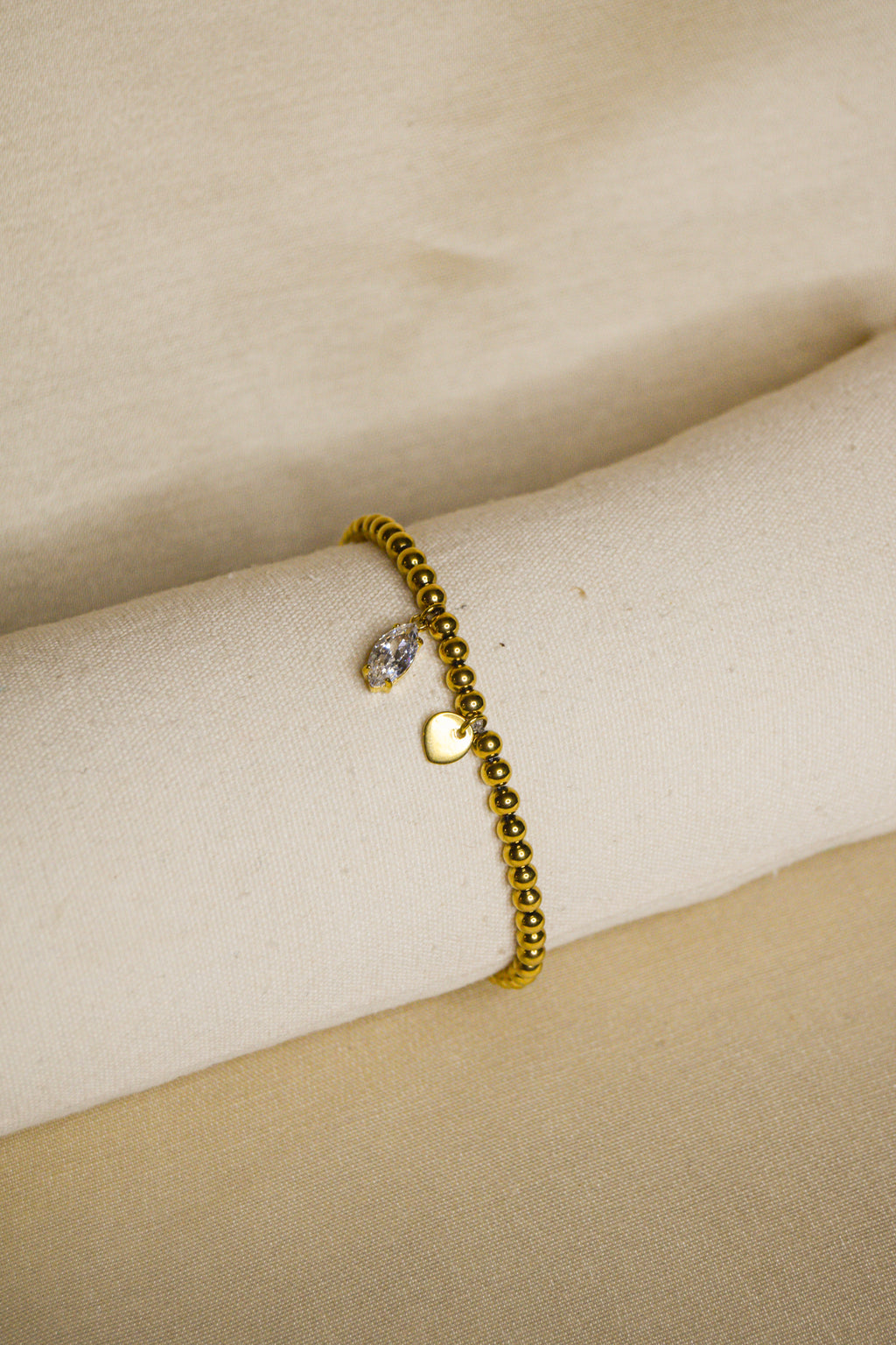 Pulseira dourada com brilhantes