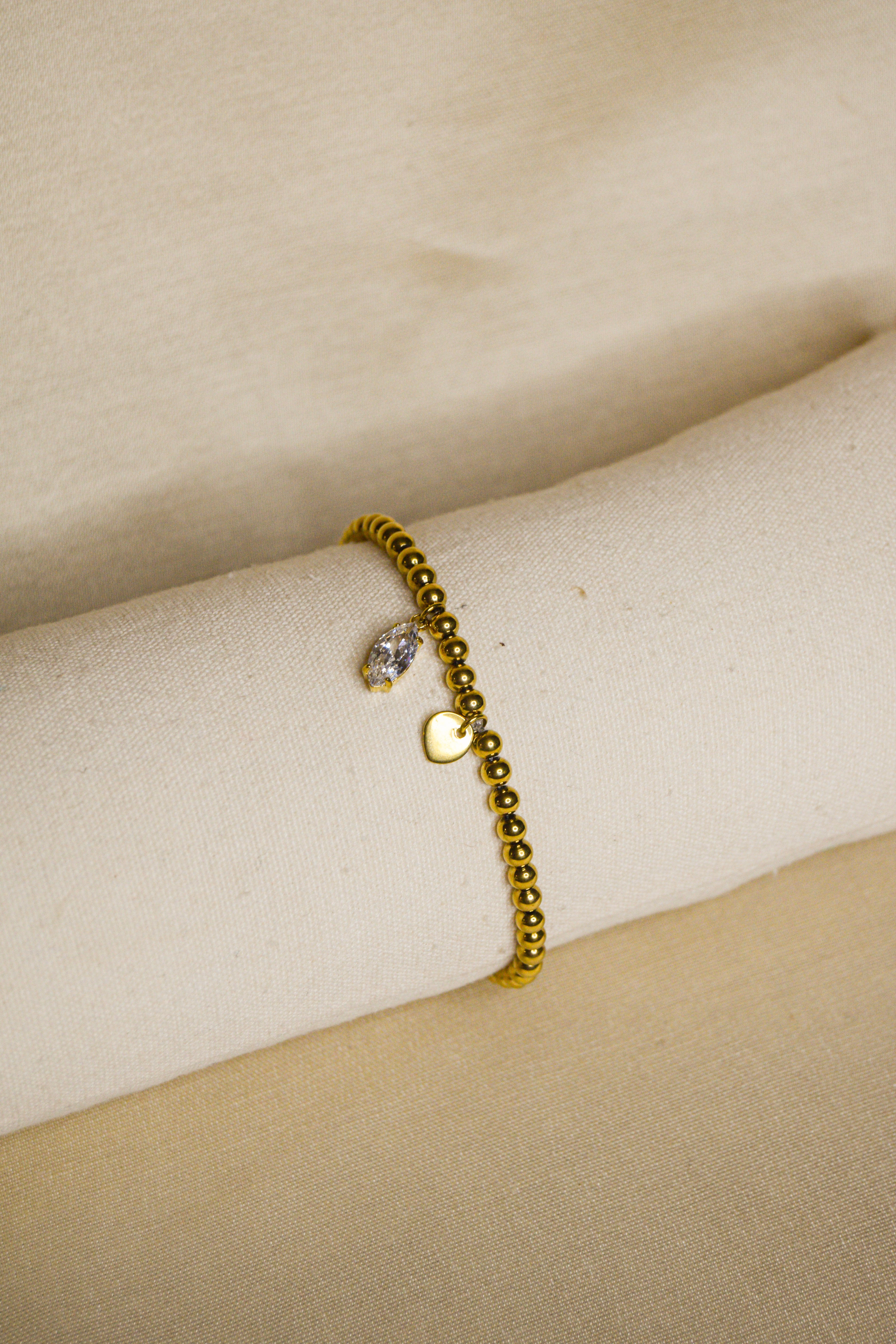 Pulseira dourada com brilhantes