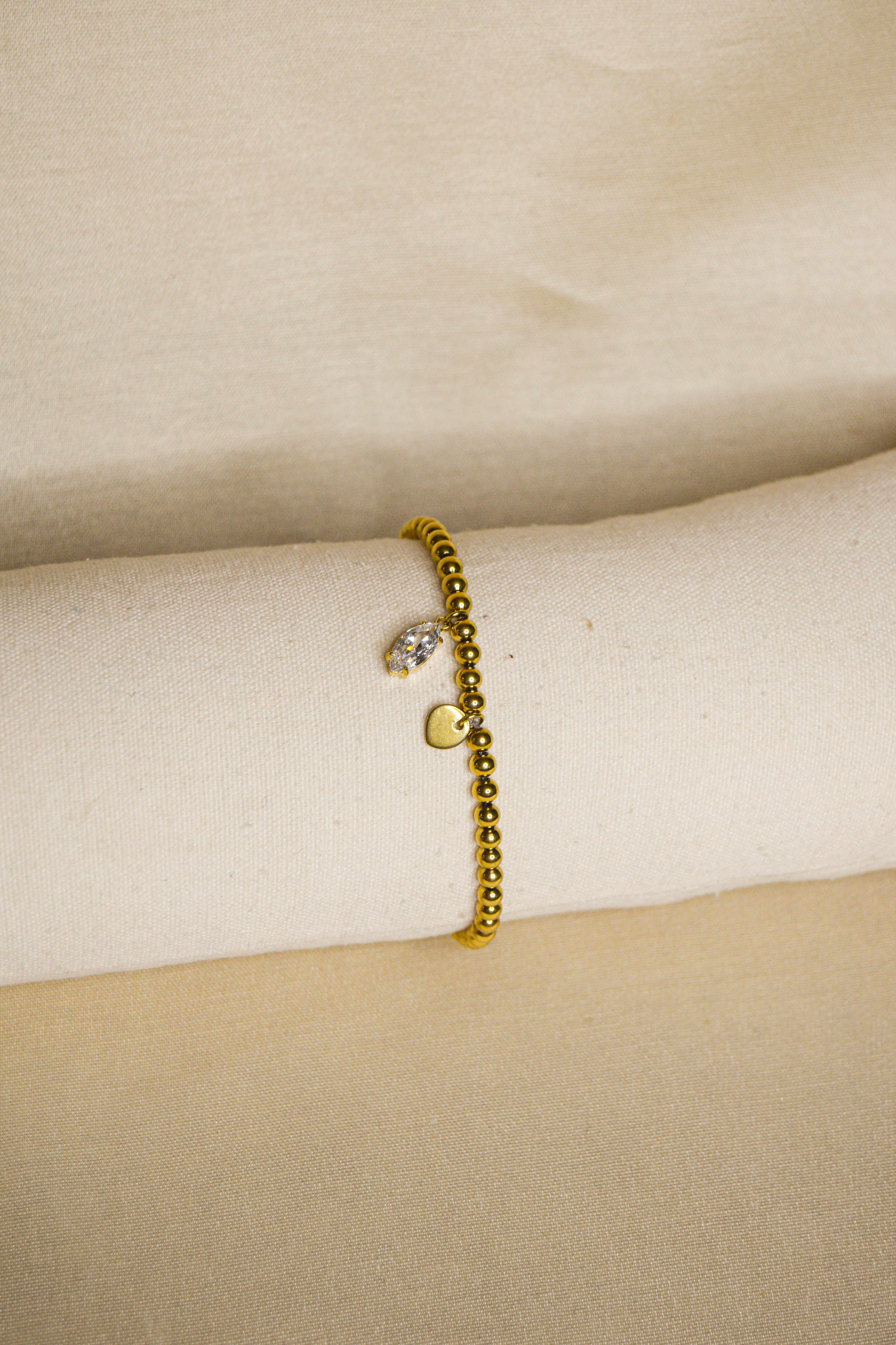 Pulseira dourada com brilhantes