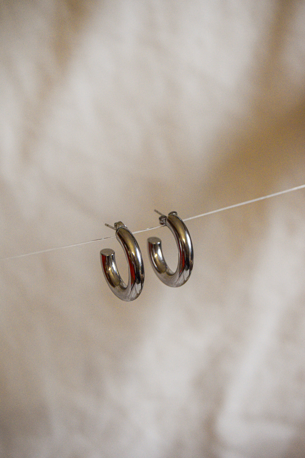Brincos prateados argolas simples