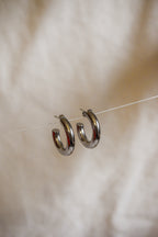 Brincos prateados argolas simples