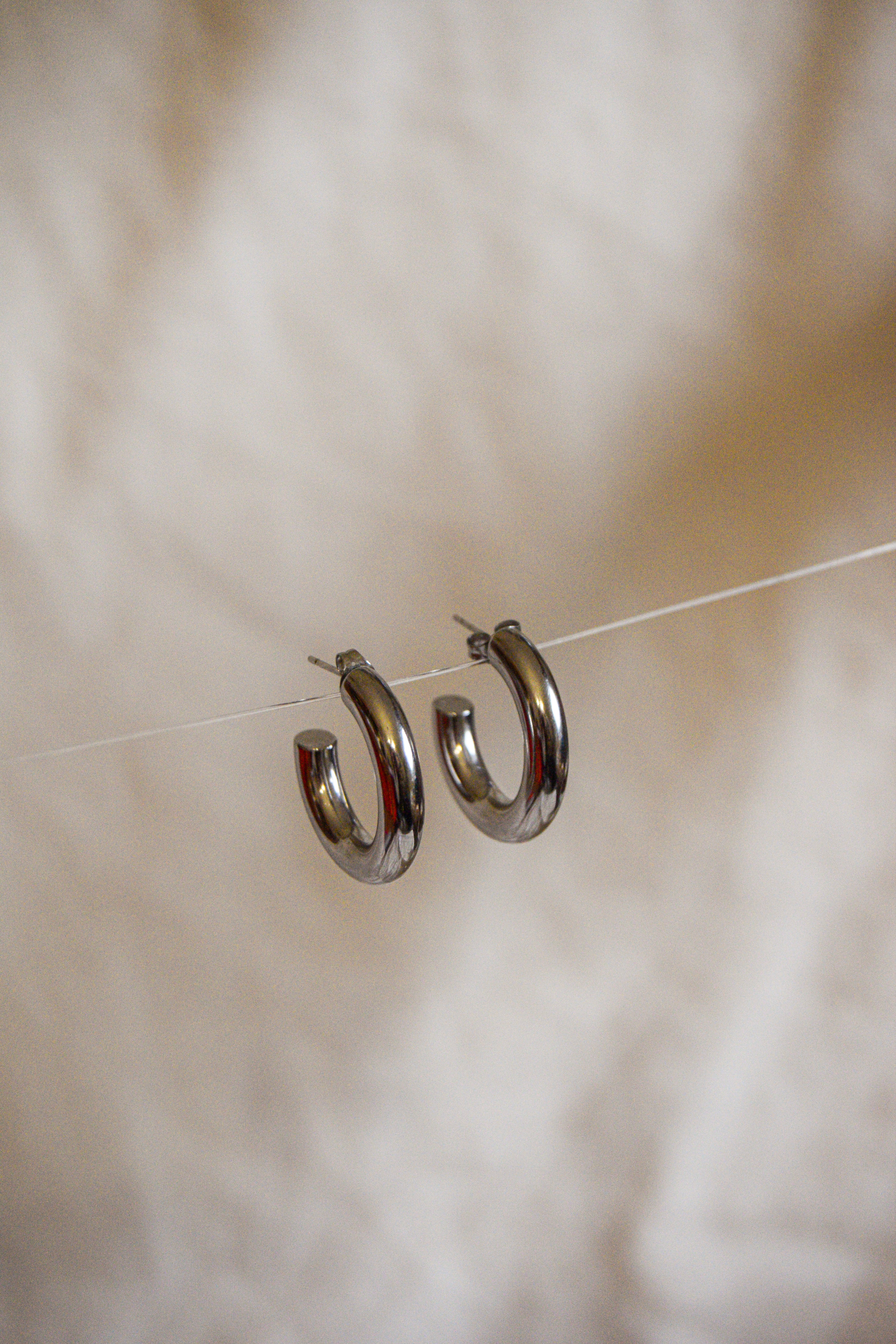 Brincos prateados argolas simples