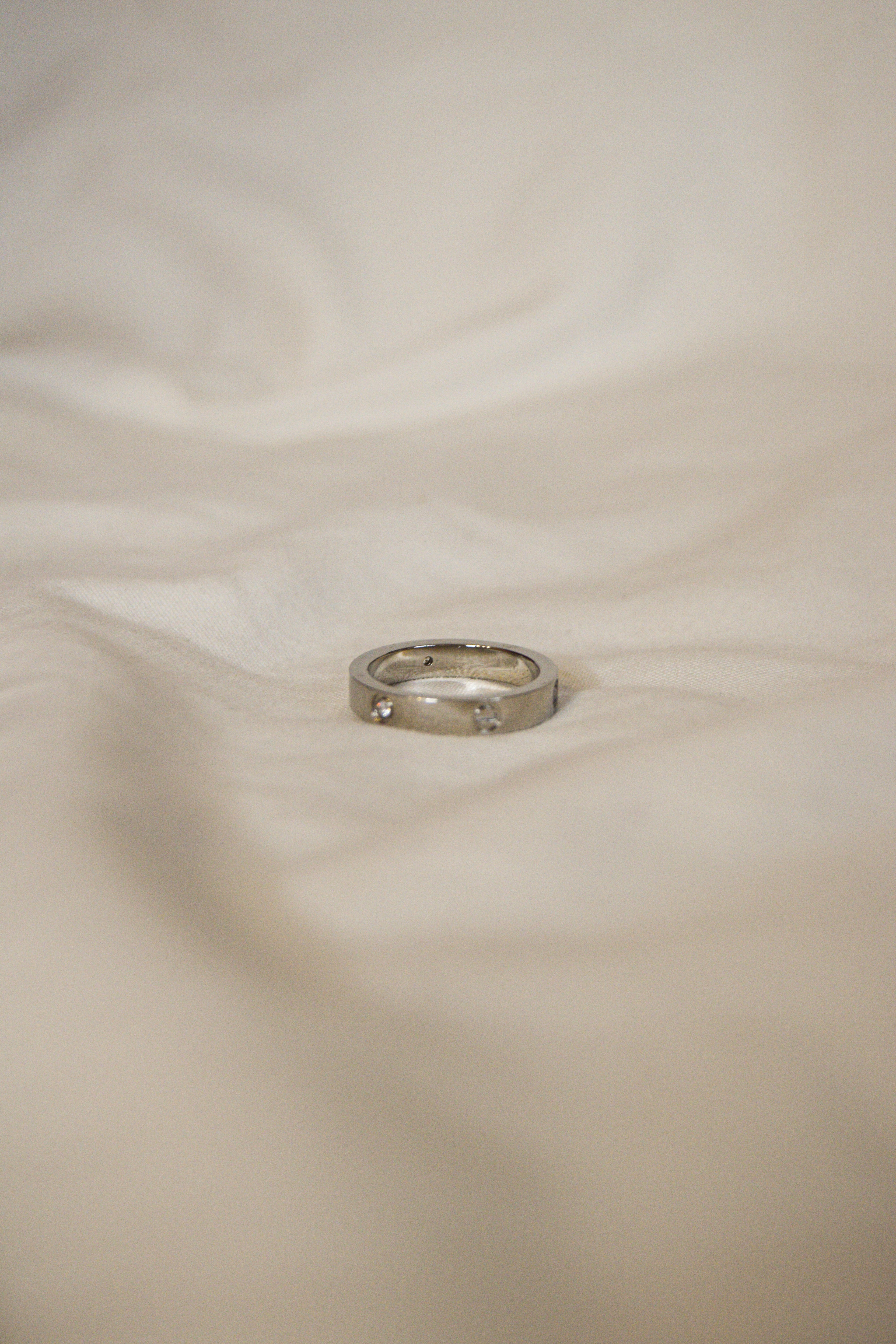 Anel prateado estilo Cartier