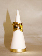 Anel dourado abstrado