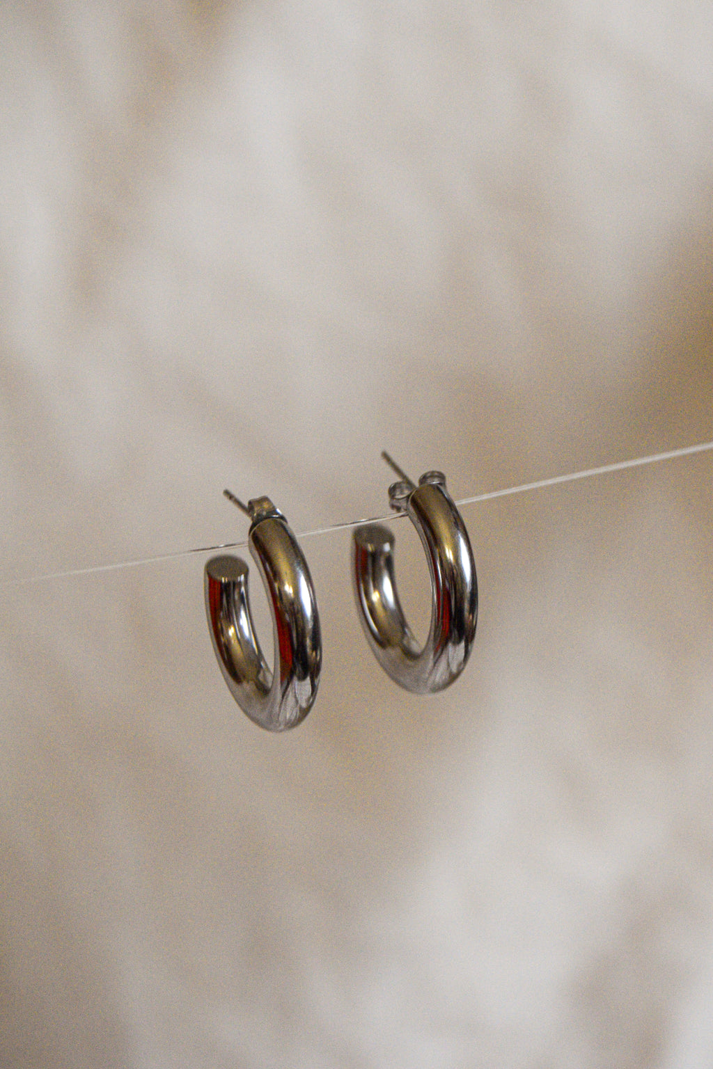 Brincos prateados argolas simples