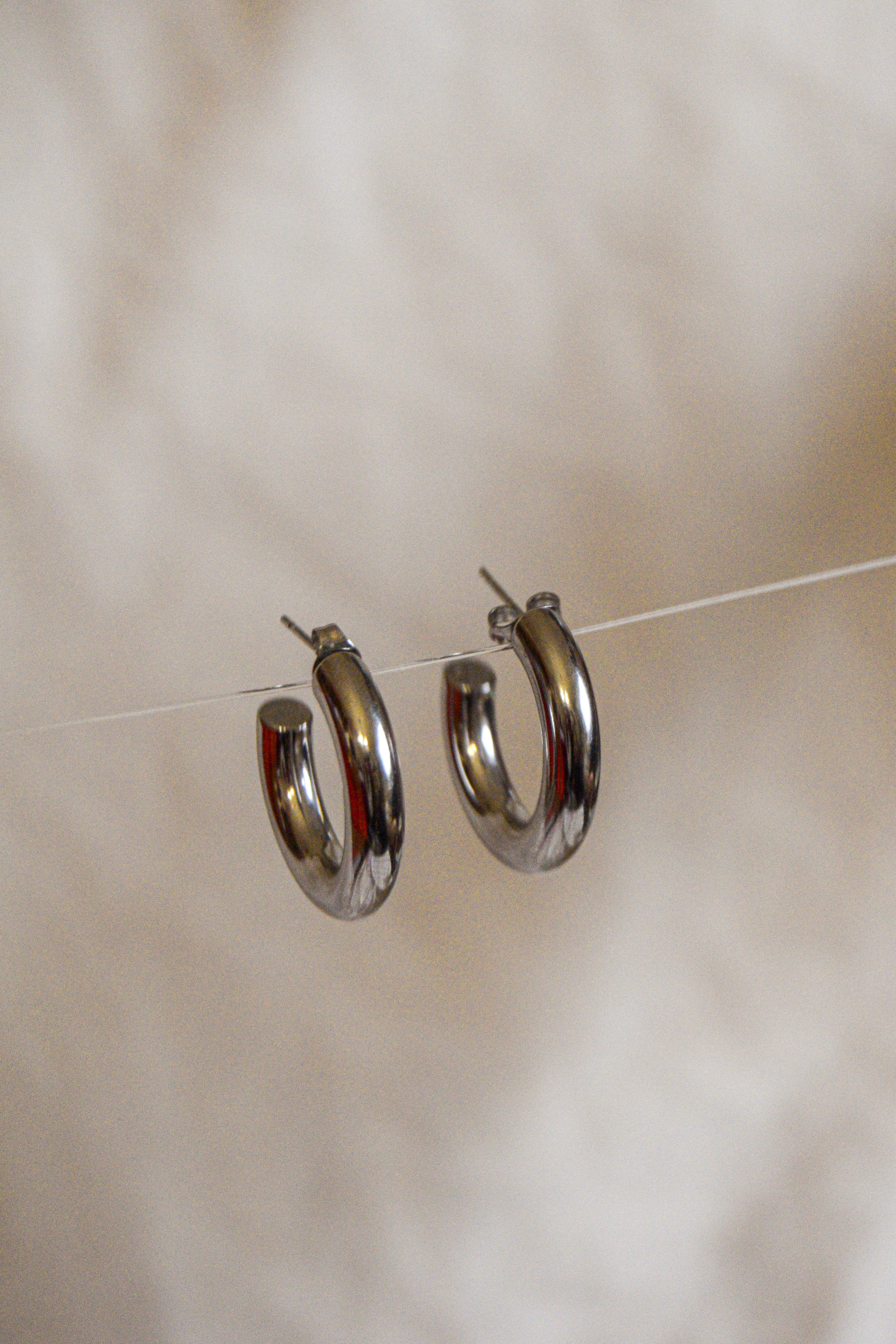 Brincos prateados argolas simples