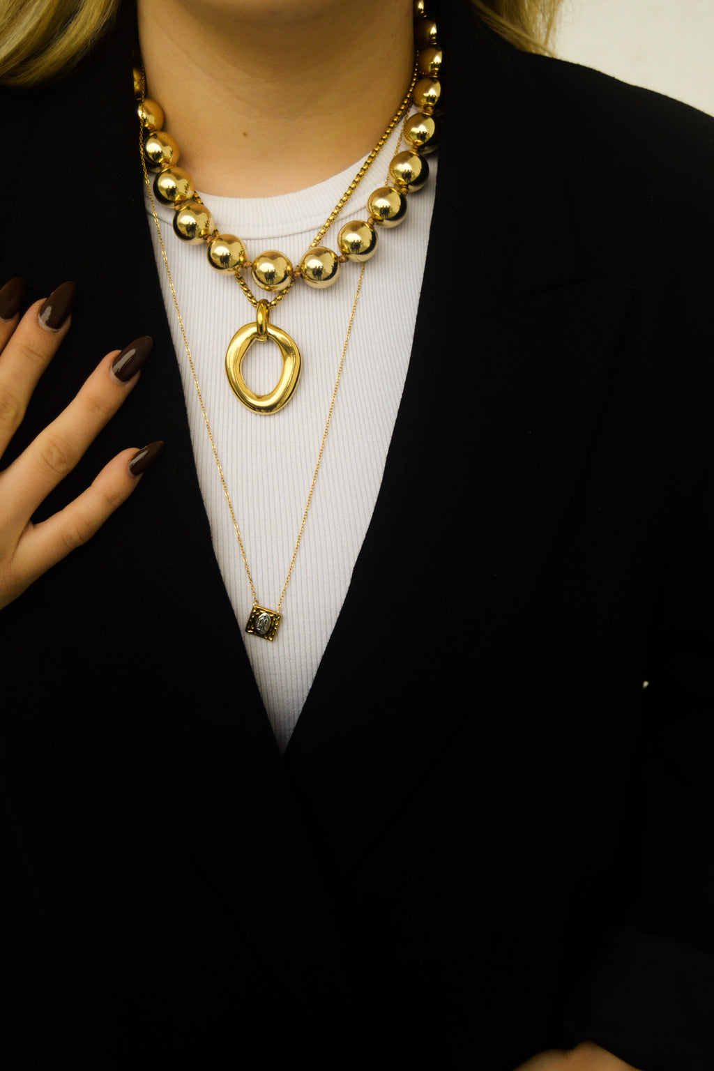 Colar dourado pendente redondo