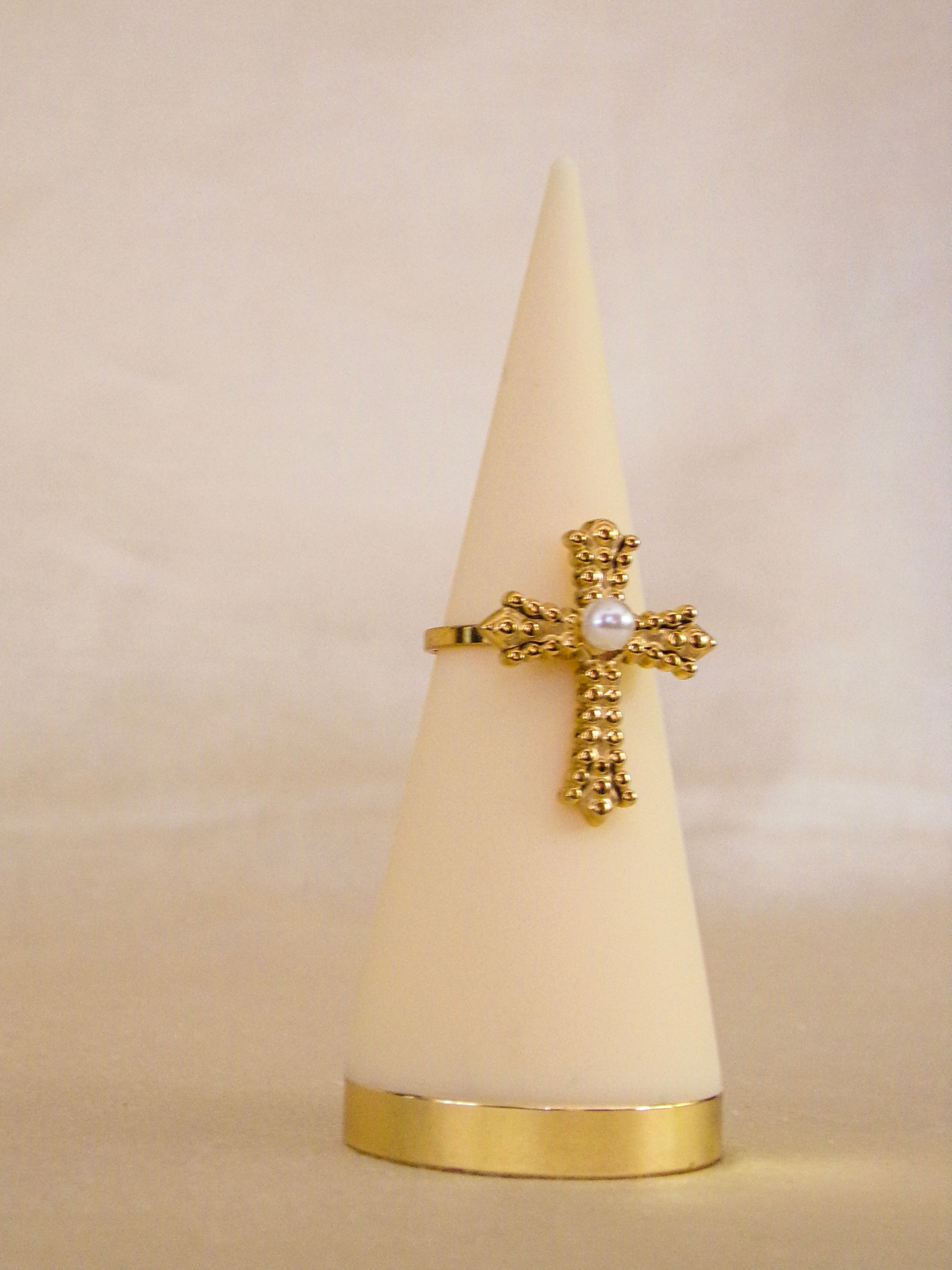 Anel dourado cruz brilhantes