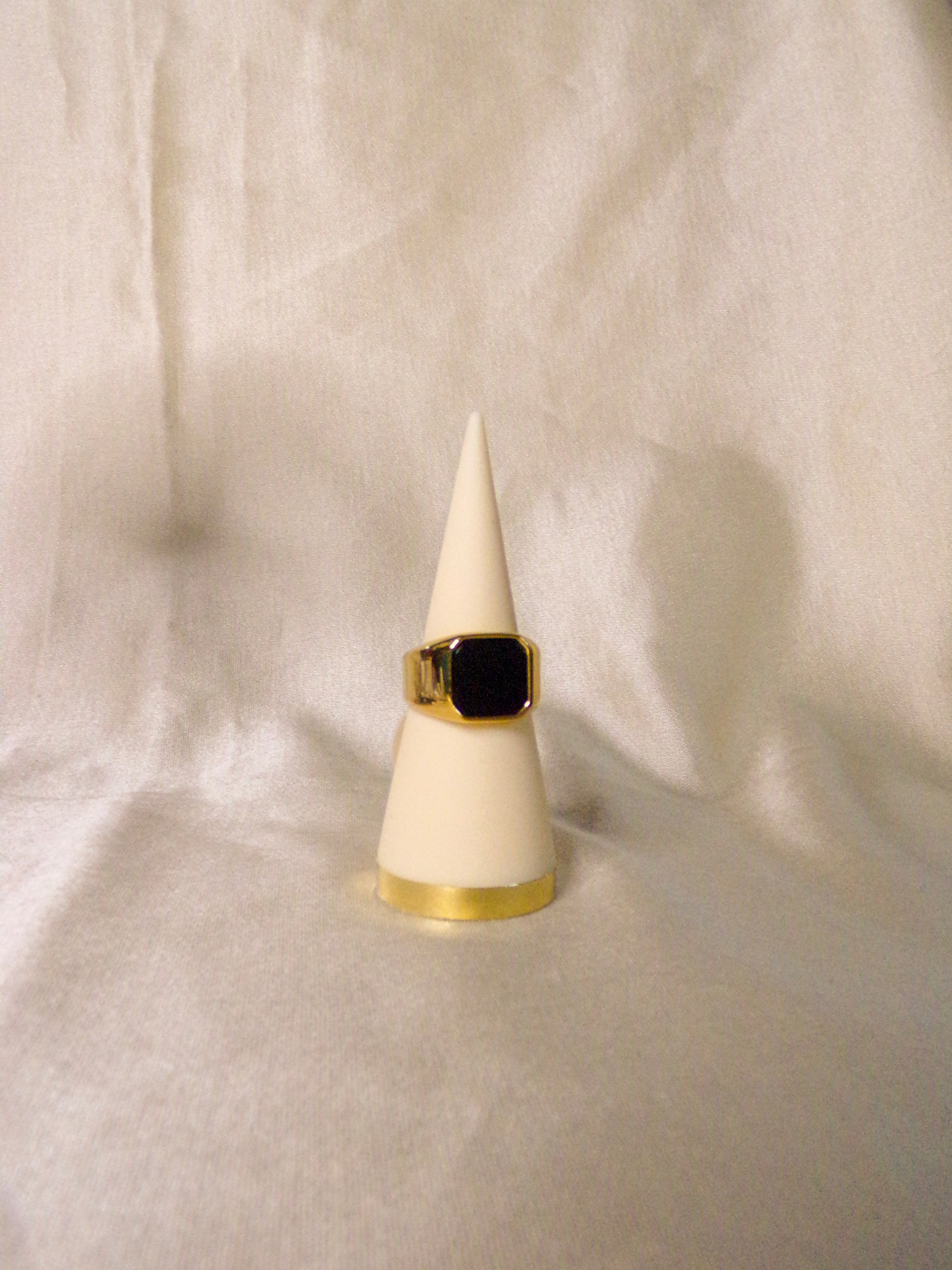 Anel dourado pedra quadrangular