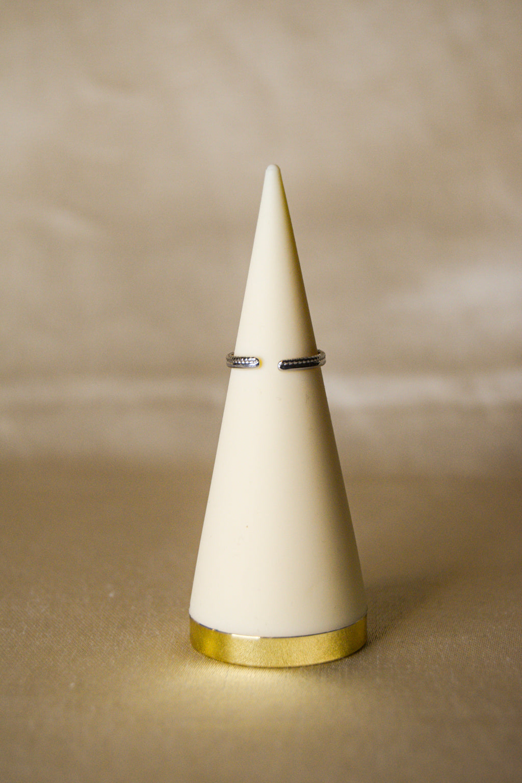 Anel prateado fino mindinho