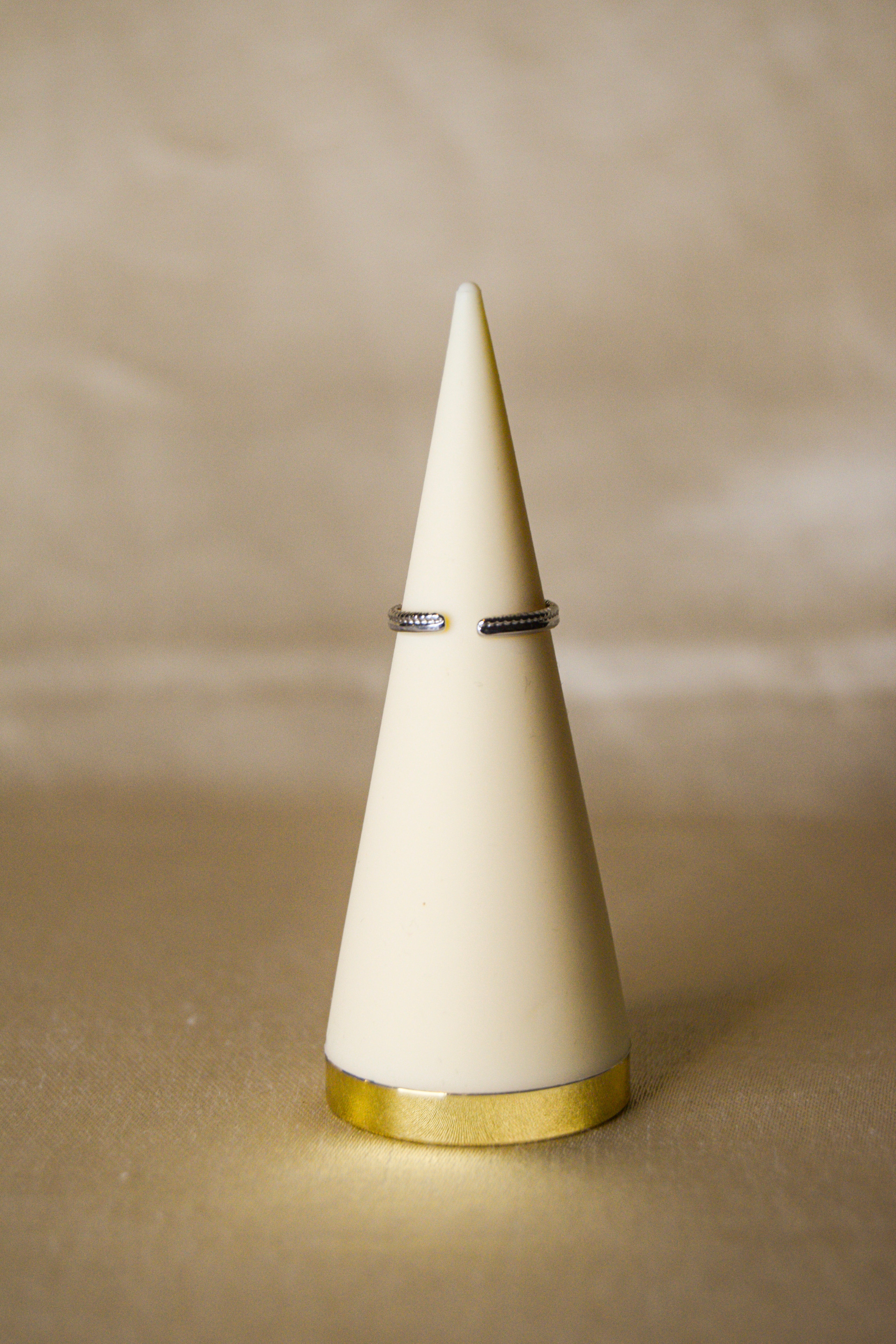 Anel prateado fino mindinho