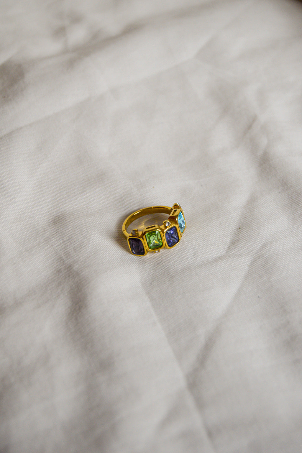 Anel dourado pedras coloridas