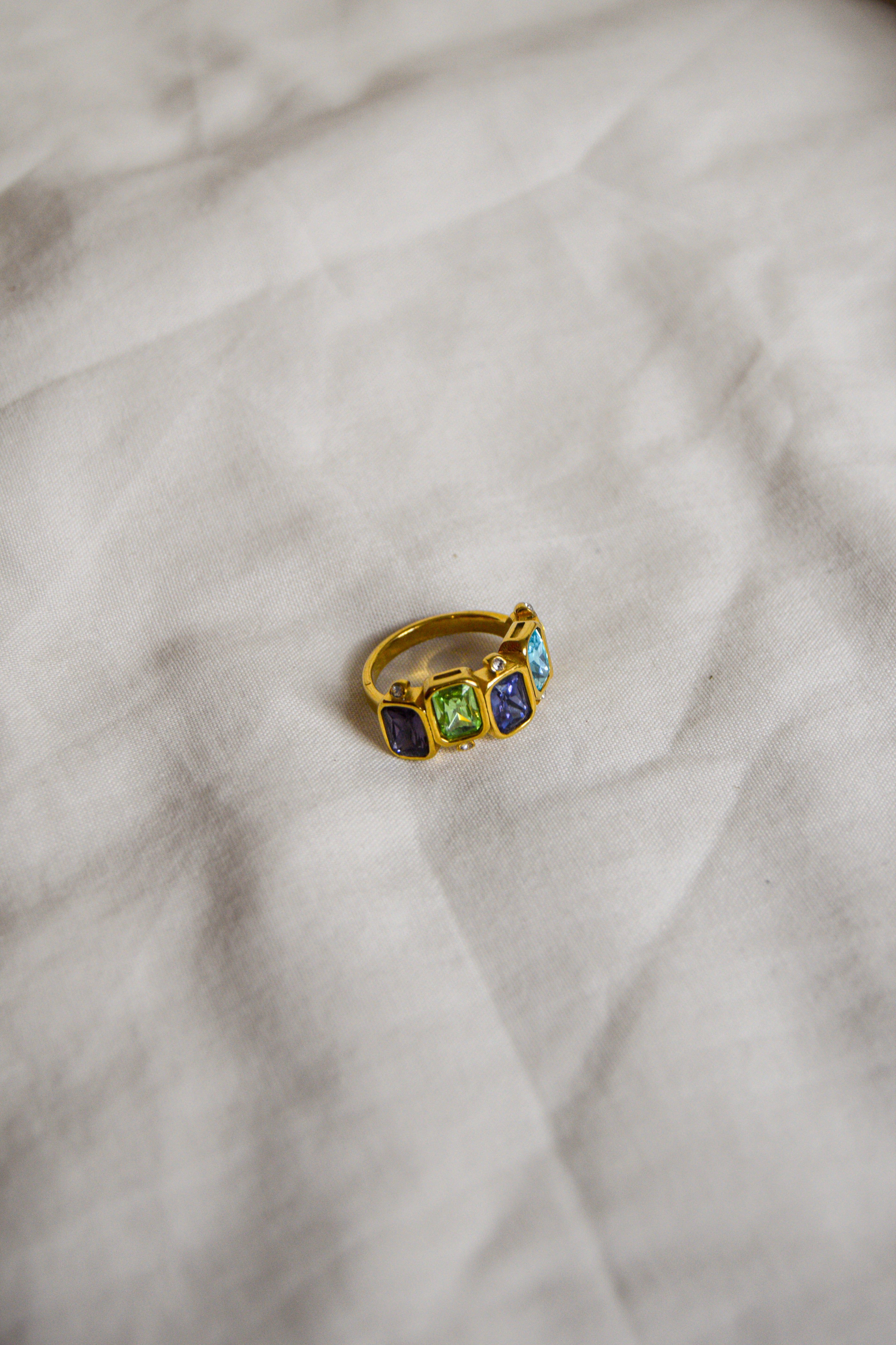 Anel dourado pedras coloridas